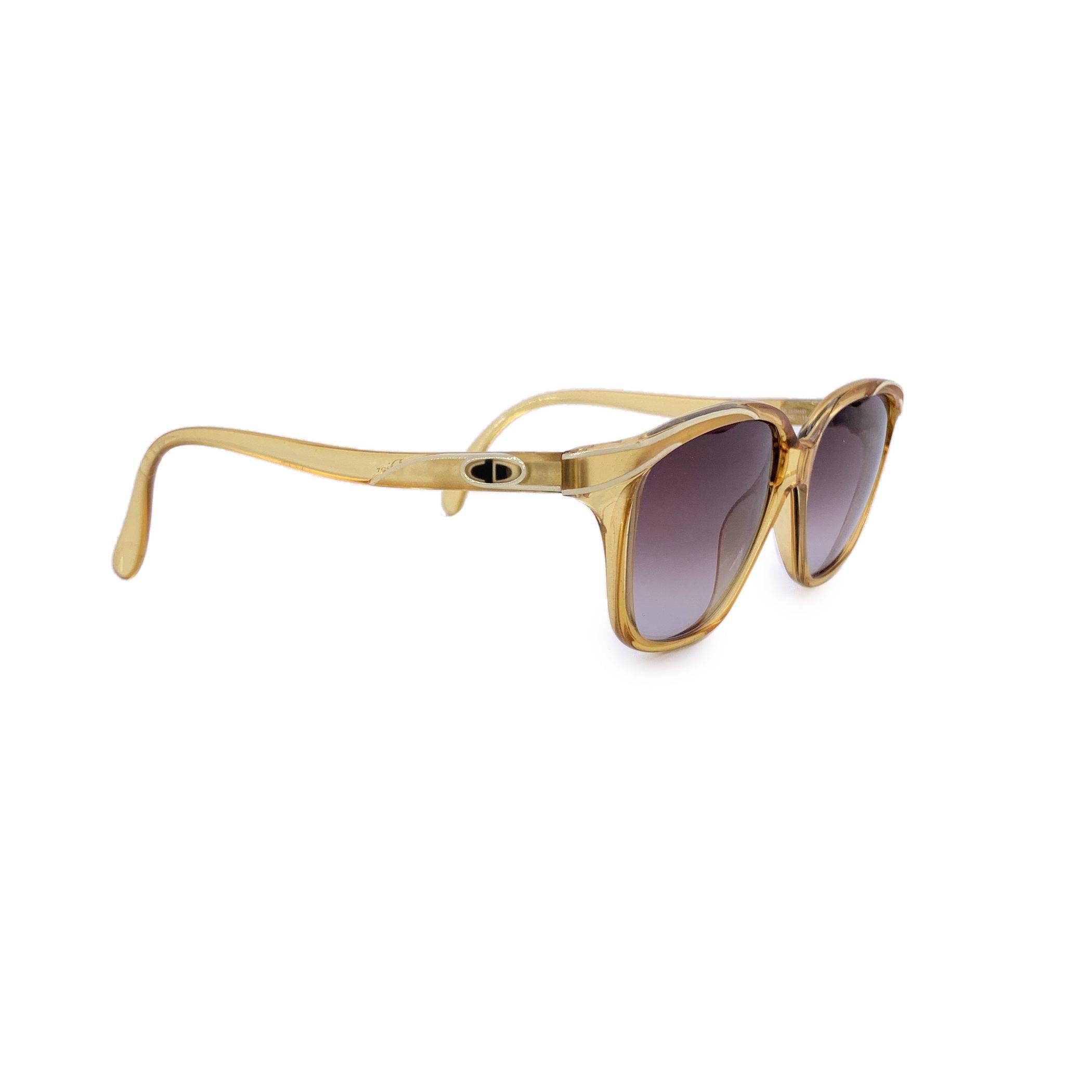 Diese Vintage-Sonnenbrille von Christian Dior, Modell 2183 40 - 56/14, ist ein raffiniertes Beispiel für das kühne und doch elegante Brillendesign von Dior aus vergangenen Jahrzehnten. Der weiche, beigefarbene Acetatrahmen ist mit weißen Streifen