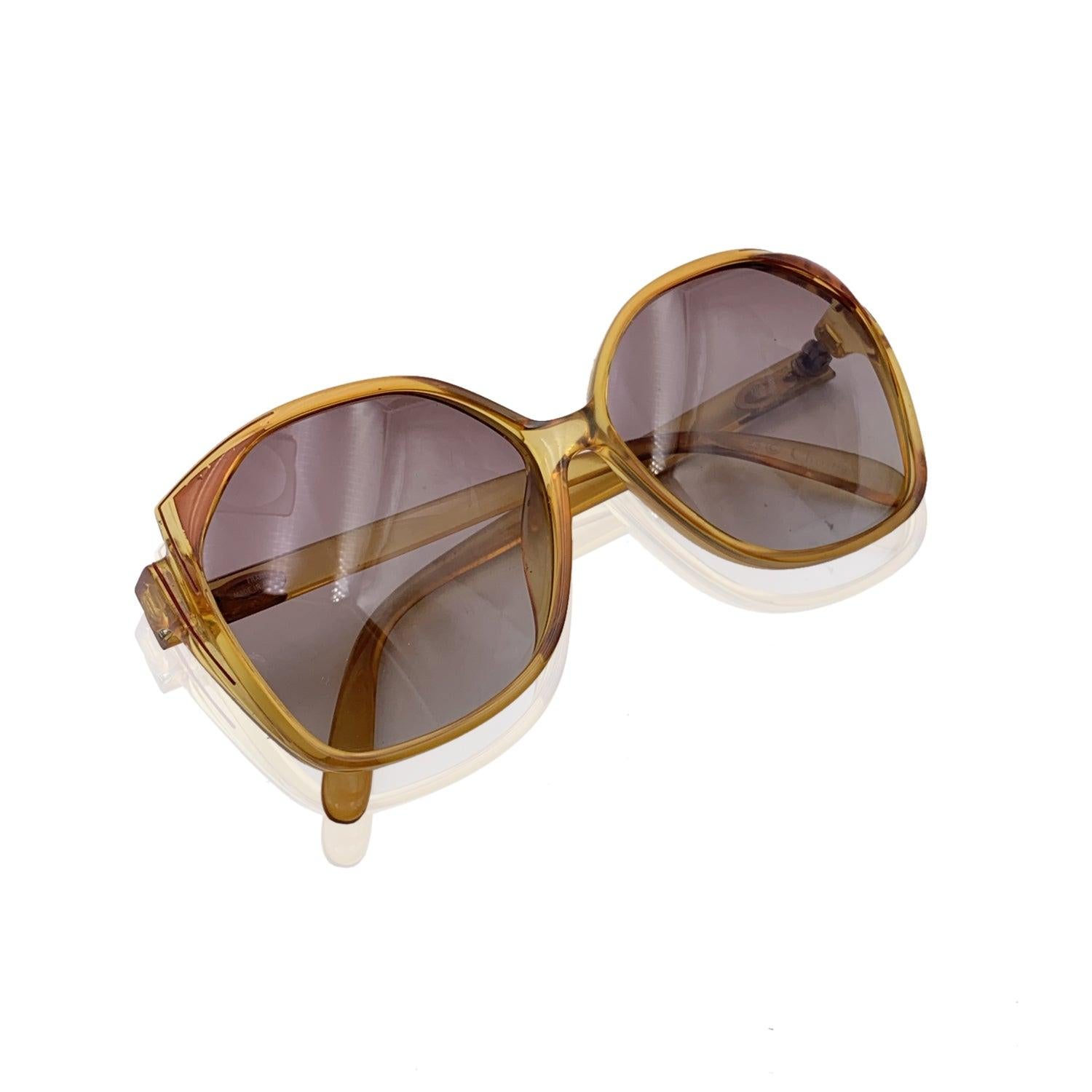 Entrez dans le glamour discret de la fin du 20ème siècle avec ces lunettes de soleil Vintage Christian Dior, modèle 2268 - couleur 11. Fabriquée en Autriche, cette paire rare incarne la sophistication intemporelle de Dior, capturant l'ambiance