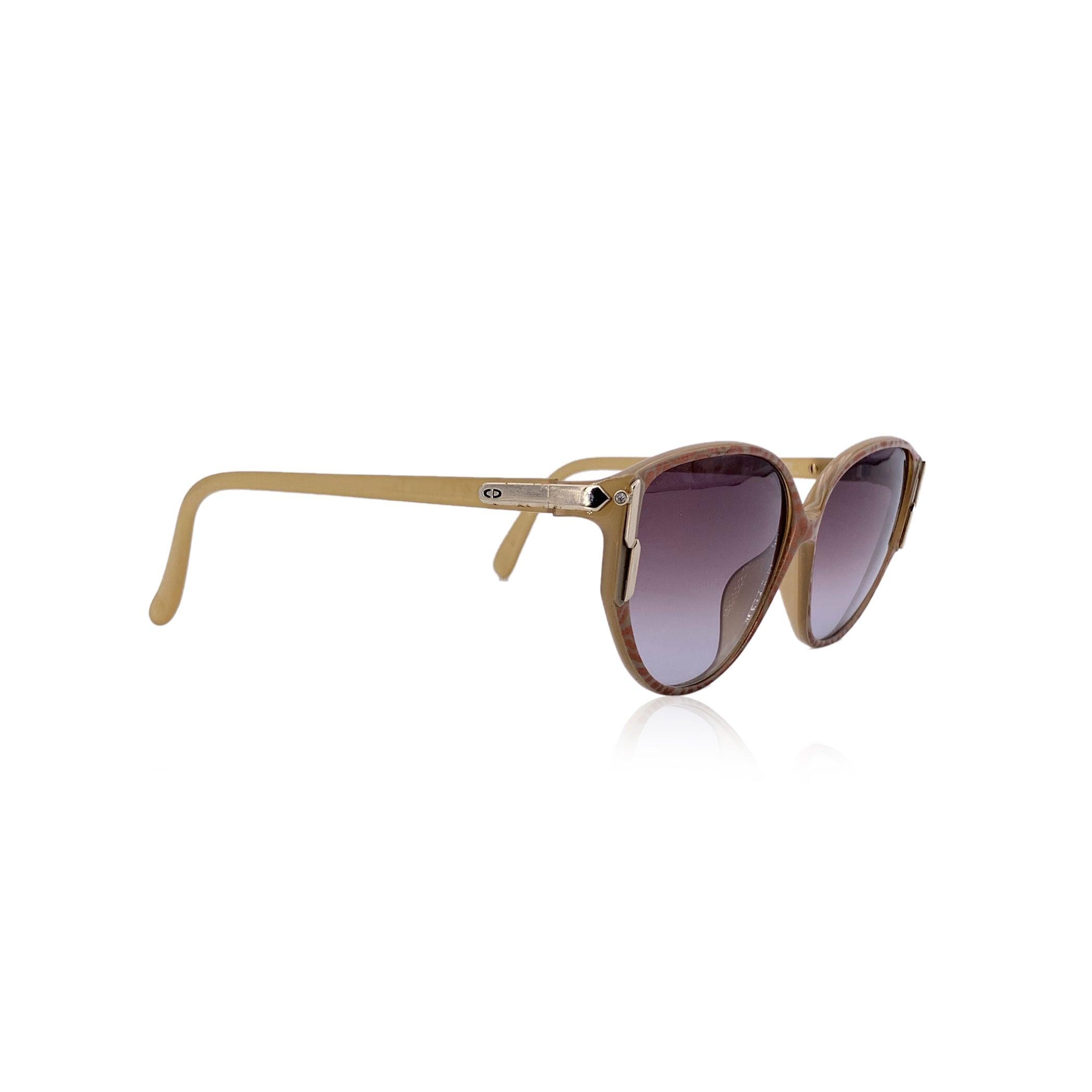 Diese Sonnenbrille von Christian Dior, Modell 2307 10 - 55/11, erinnert an den unverwechselbaren Glamour der Haute Couture im Vintage-Stil und an die raffinierte Eleganz der 1980er Jahre. Die in Deutschland mit Präzision gefertigte Fassung aus