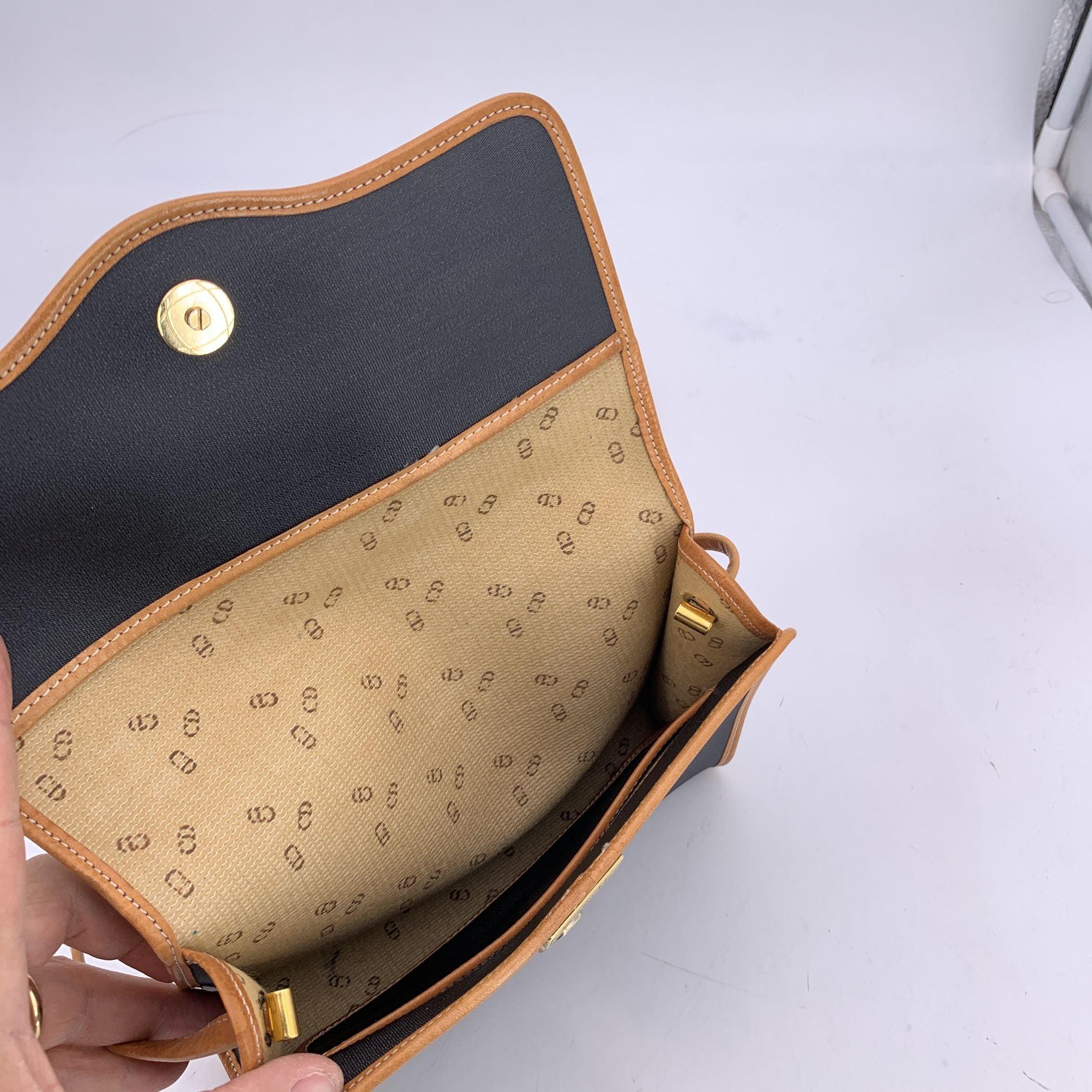 Christian Dior Vintage Sac à bandoulière à rabat en toile noire et beige Pour femmes en vente