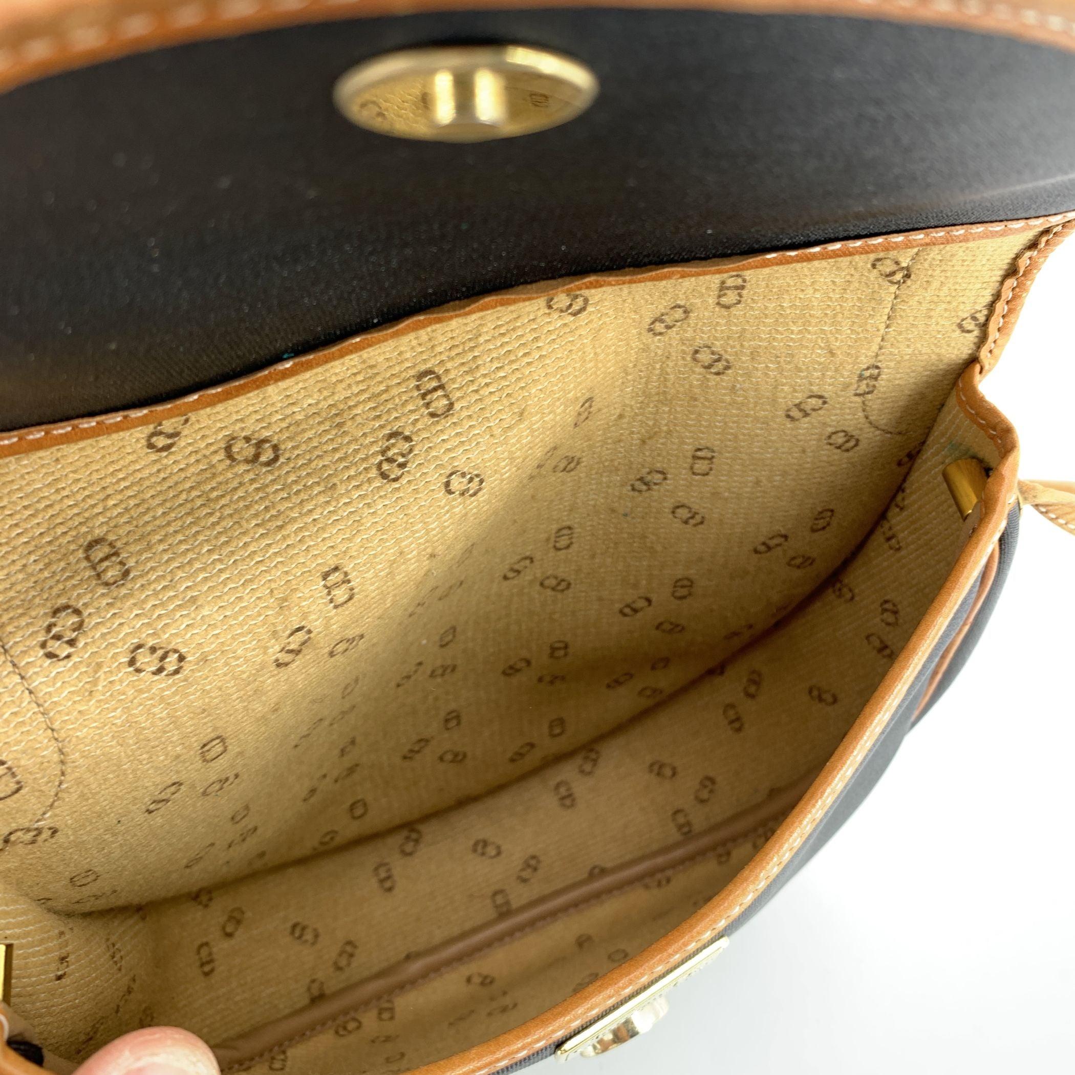 Christian Dior Vintage Schwarz und Beige Canvas Kleine Umhängetasche im Angebot 1