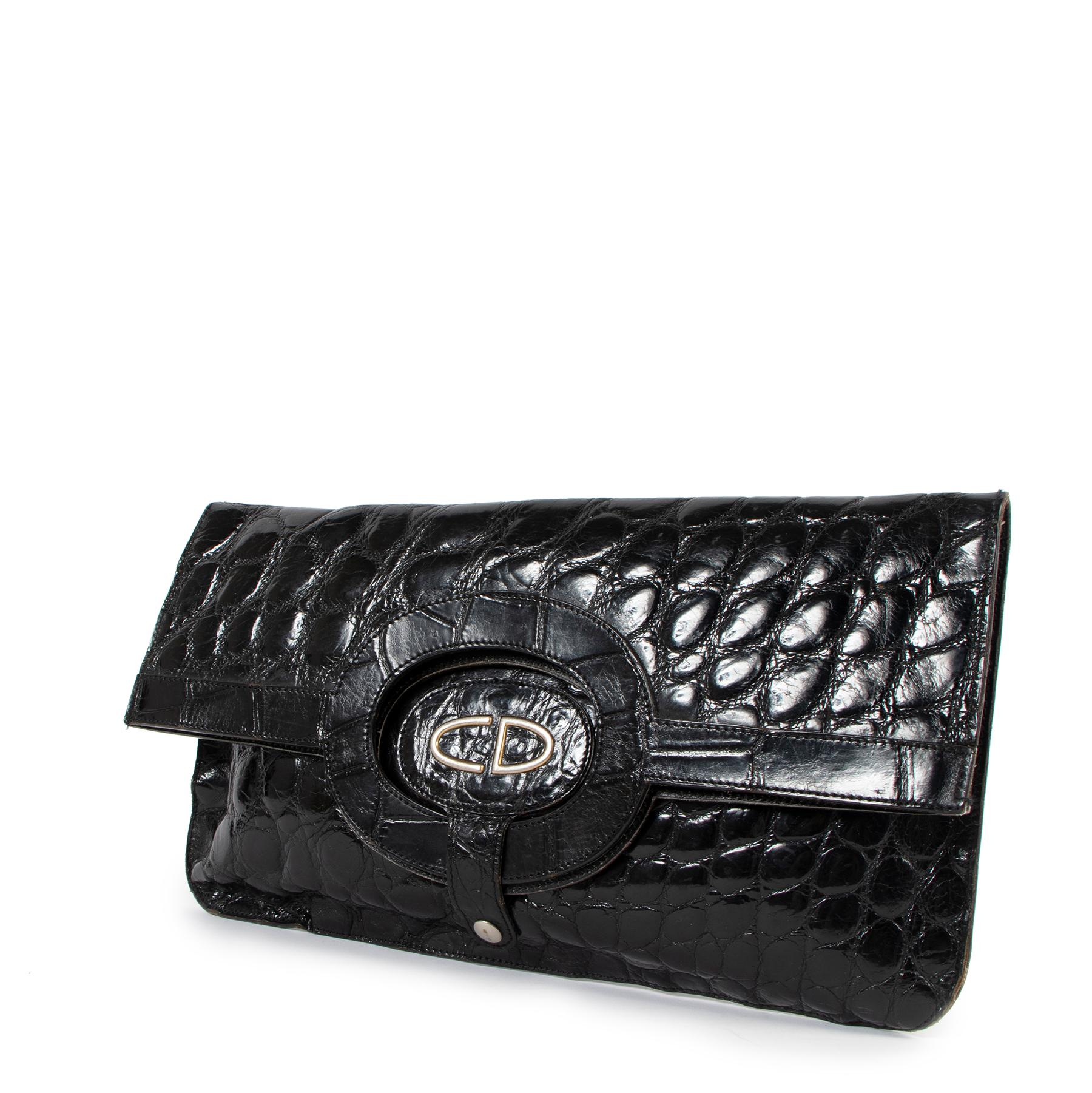 Christian Dior Vintage Black Crocodile Leather 2-In-1 Clutch

You will definitely stand out from the crowd with this Vintage Black Crocodile Leather Clutch by Christian Dior! You can wear it as a top handle or clutch, super practical. 