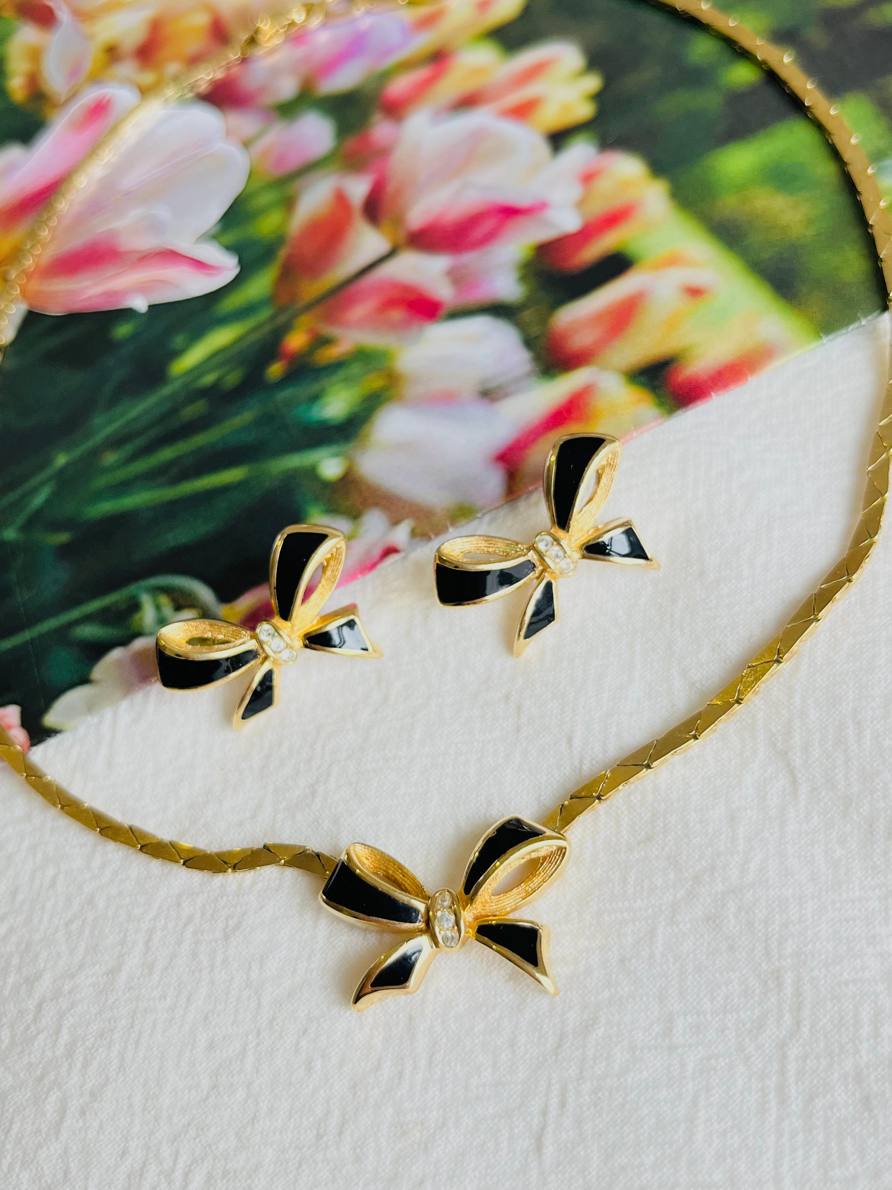 Christian Dior Vintage 1980s Vivid Black Knot Bow Butterfly Enamel Crystals Jewellery Set Necklace Earrings, Gold Tone

Very excellent condition. 100% Genuine. Vintage and rare to find.

Sign at clasp of necklace. No sign at earrings, they are the