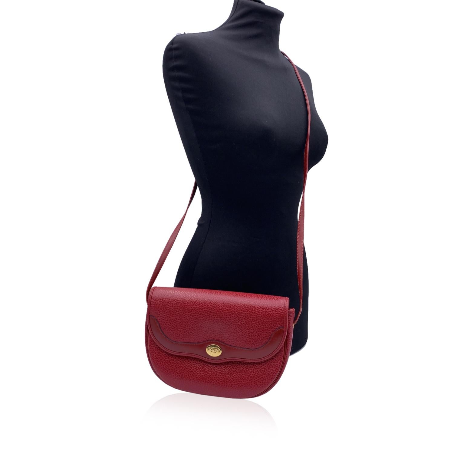Vintage CHRISTIAN DIOR shoulder bag crafted in red leather. Gold metal CD tab on the front. Flap with magnetic button closure. Black lining. 1 side zip pocket inside. 'Christian Dior - Made in france' tag inside.

Details

MATERIAL: Leather

COLOR:
