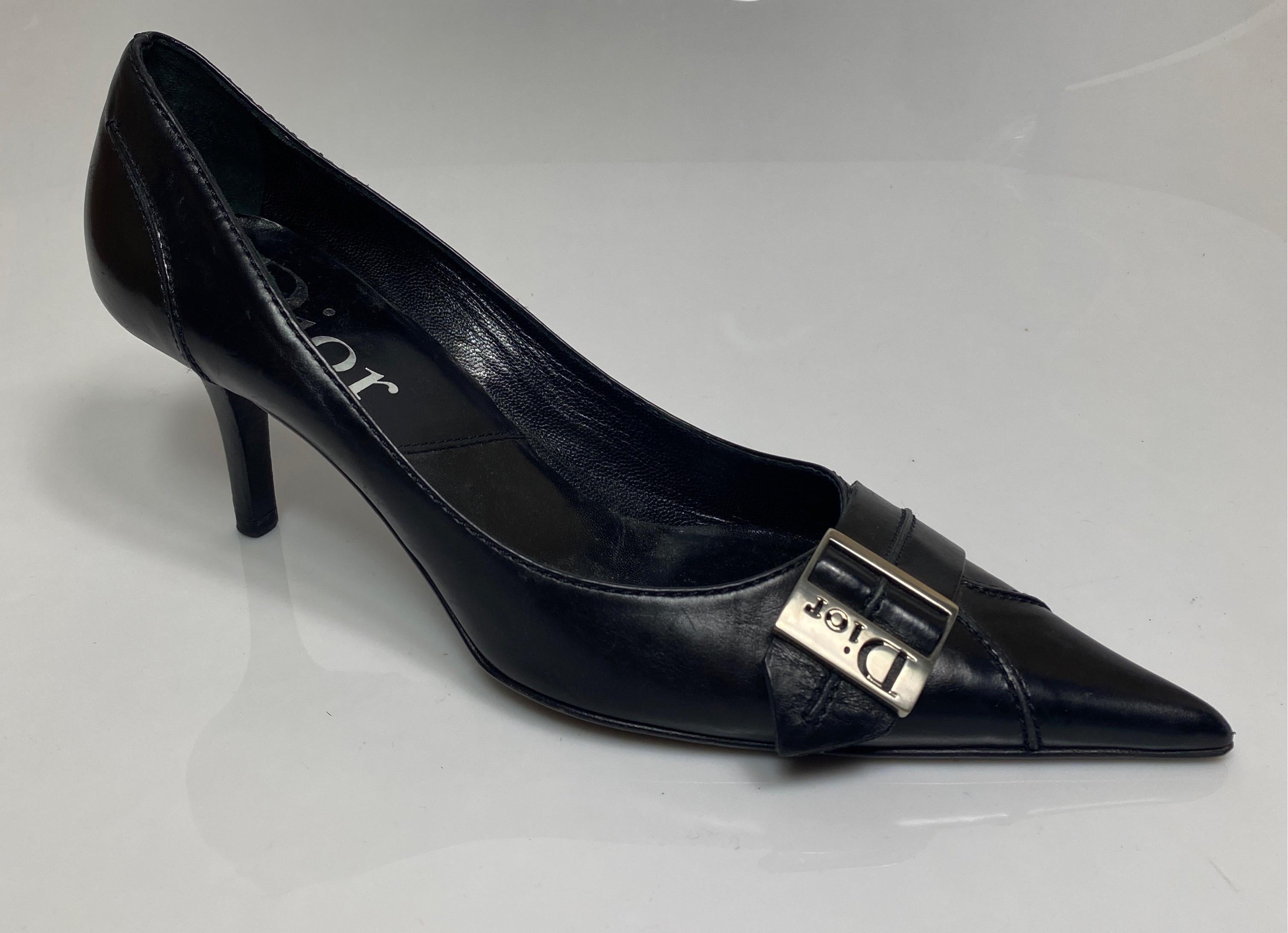 Christian Dior Vintage Black Leather Pump with Silver Dior Buckle-Size 37.5. These vintage shoes are from the early 2000’s and are as described:
Pointy toe box
1.25” Leather decorative detail with Silver Dior Buckle
Stitching detail in the front of