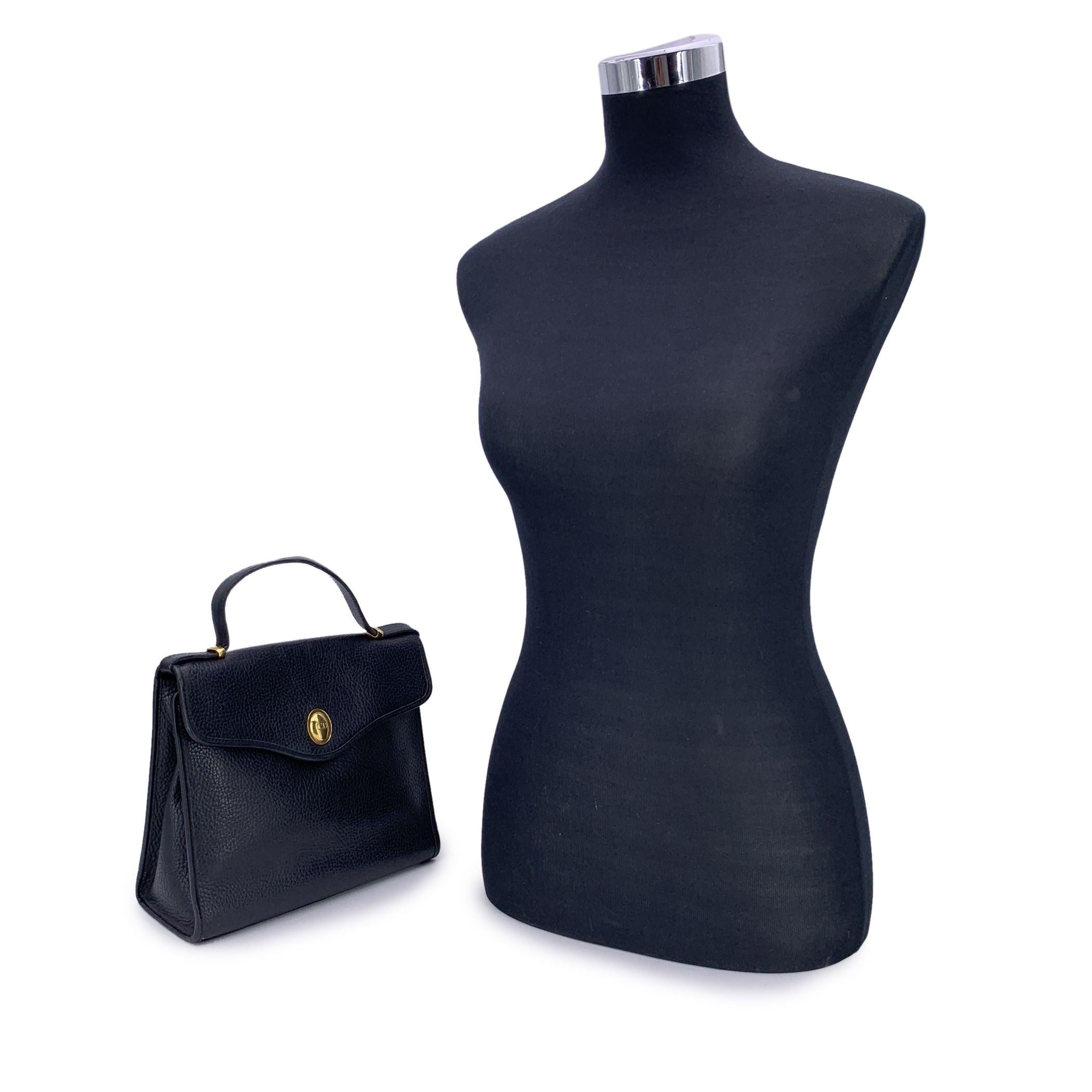 With its elegant trapeze silhouette and warm light brown leather, this vintage Christian Dior handbag is a true gem for collectors who adore the quiet sophistication of classic Dior. Designed to offer both structure and versatility, it's a timeless