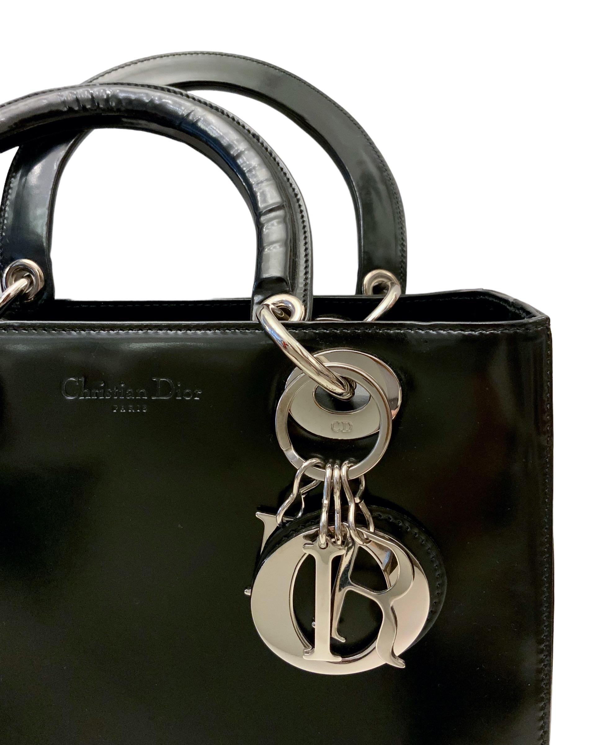 Beautiful vintage piece from the Lady Dior Collection.
Crafted in a black spazzolato leather, a signature variety with an appearance in between polished and patent leather due to the moderate gloss.
In very good condition it features a strap for