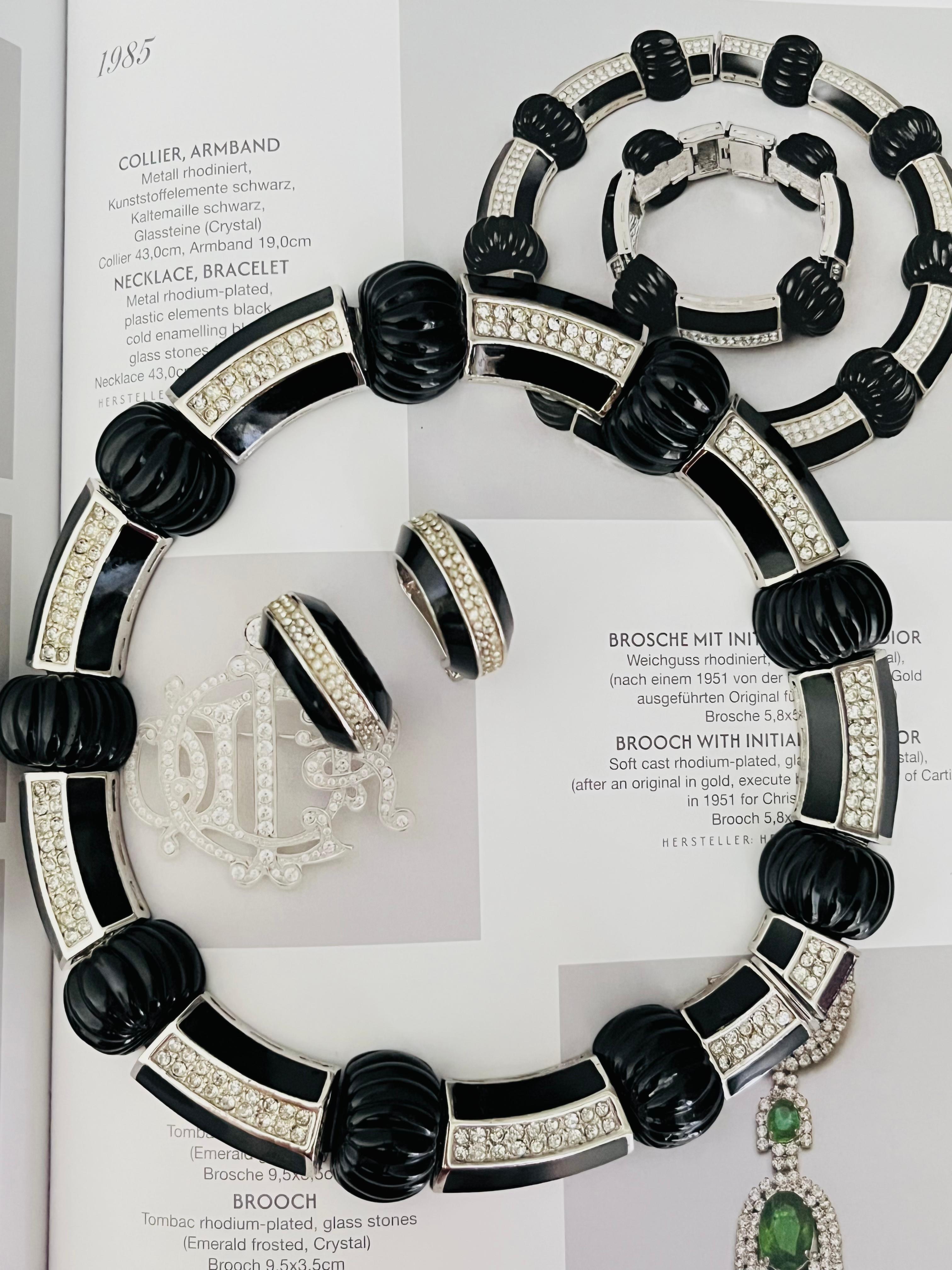 Christian Dior Vintage 1970s Unisex Nero Ampio Cerniera Link Cristalli Intagliati Smerlati Melone Squisito Collare Collare Collana Dome Clip Orecchini Set di Gioielli, A. Silver

Christian Dior Haute Couture vintage, collana a girocollo con maglie
