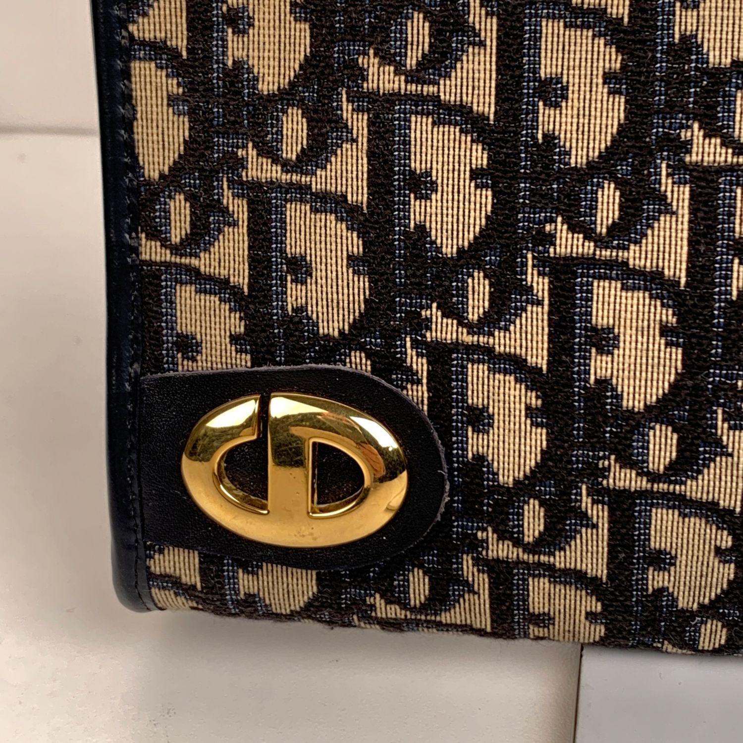 Vintage CHRISTIAN DIOR blue 'Diorissimo' tapestry monogram canvas. Clasp closure on top. Blue leather lining. 'Christian Dior - made in France' embossed inside.

Details

MATERIAL: Canvas

COLOR: Blue

MODEL: -

GENDER: Women

COUNTRY OF