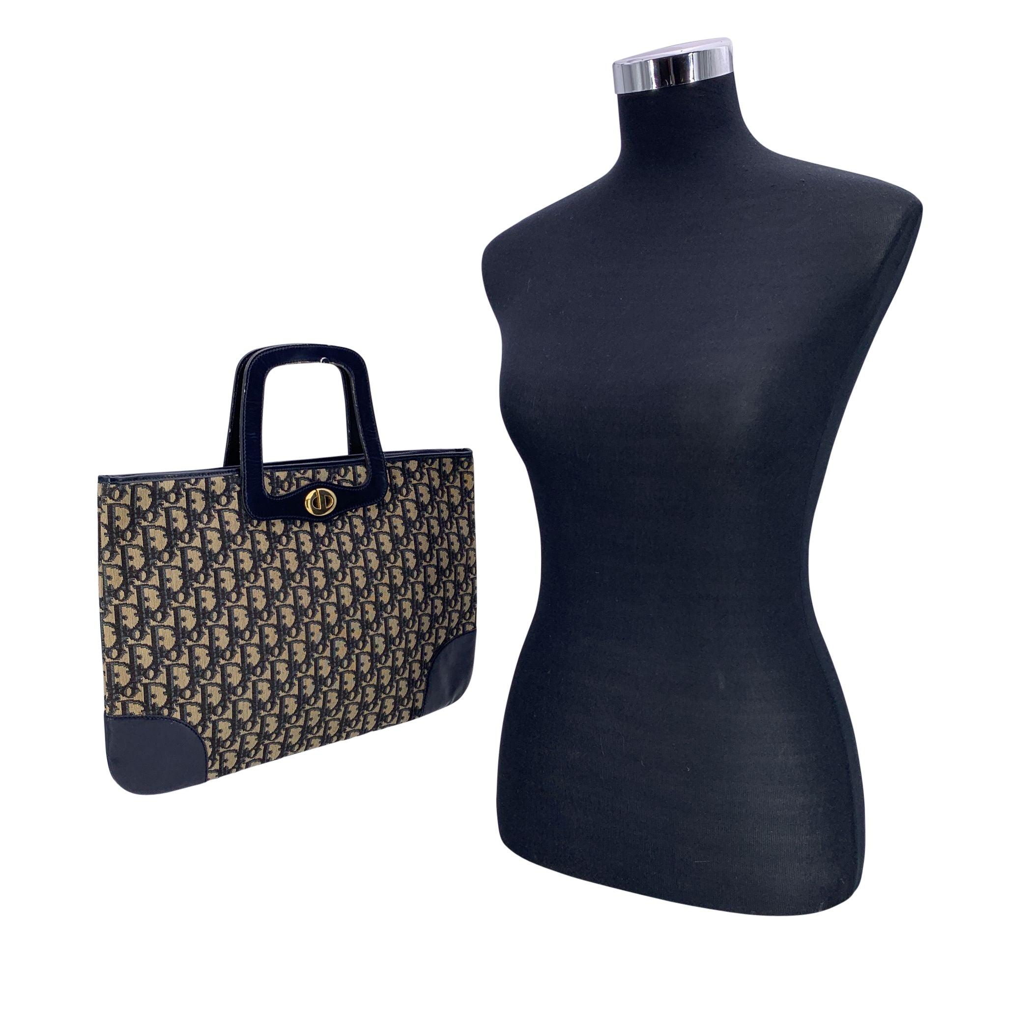 Diese Vintage-Tasche von Christian Dior ist eine raffinierte Mischung aus ikonischem Design und vielseitiger Funktionalität. Sie ist ein wahres Schmuckstück für Liebhaber klassischer Mode mit einem gewissen Etwas. Sie ist aus dem unverkennbaren
