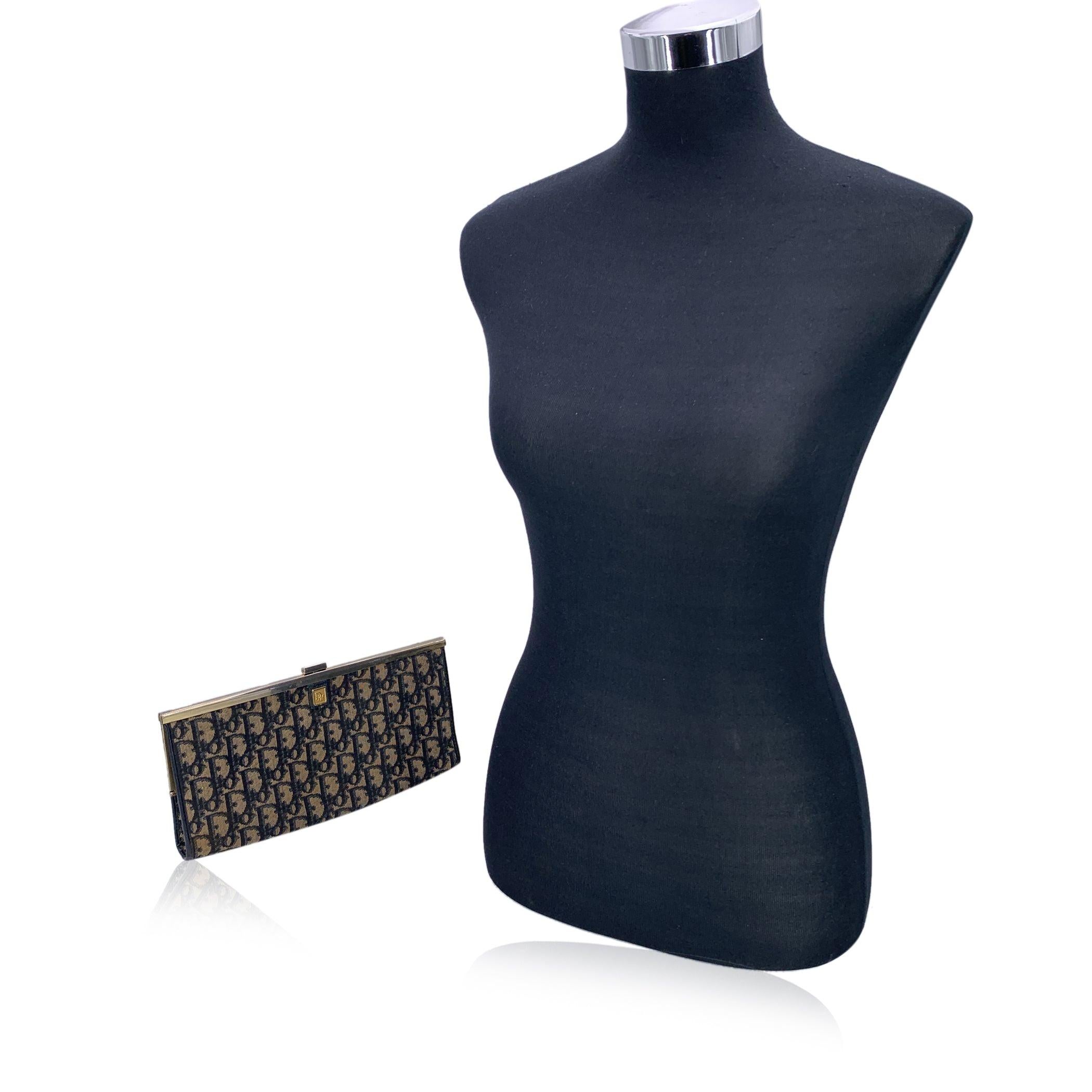 Auténtica joya de la época dorada de Dior, este bolso vintage Diorissimo es un homenaje a la elegancia atemporal de la casa. Confeccionado en la emblemática lona azul del monograma oblicuo, lleva consigo el encanto inconfundible del estampado más