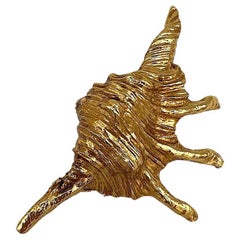 CHRISTIAN DIOR Vintage brooch in golden metal.