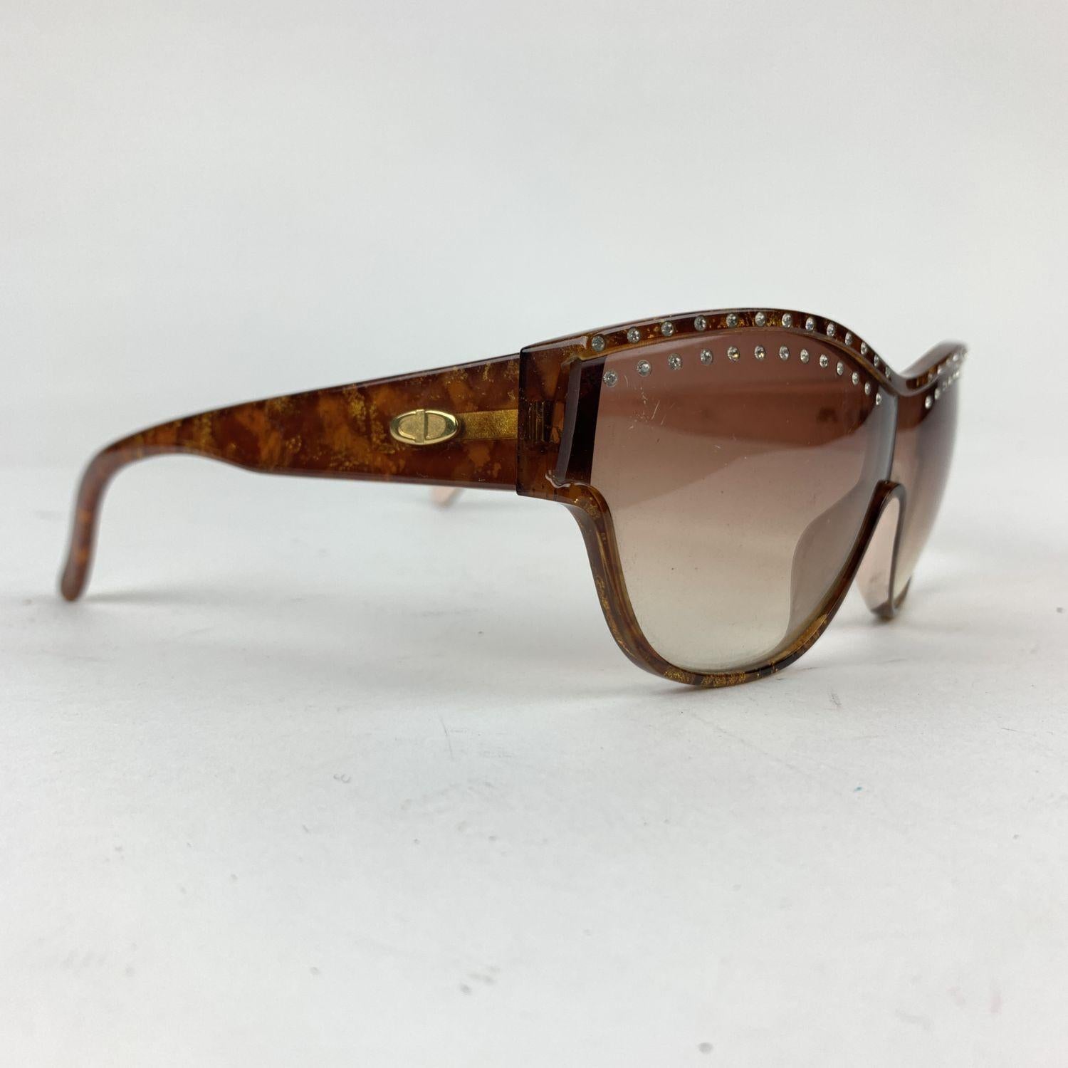 Christian Dior Vintage Sunglasses, Model 2438. Brown Optyl frame, with glitter detailing. Rhinestones embellishment on the upper part. CD, logo on temples. Brown gradient lenses. Made in Germany. Style & Refs: 2430 - 40 - 135


Details

MATERIAL:
