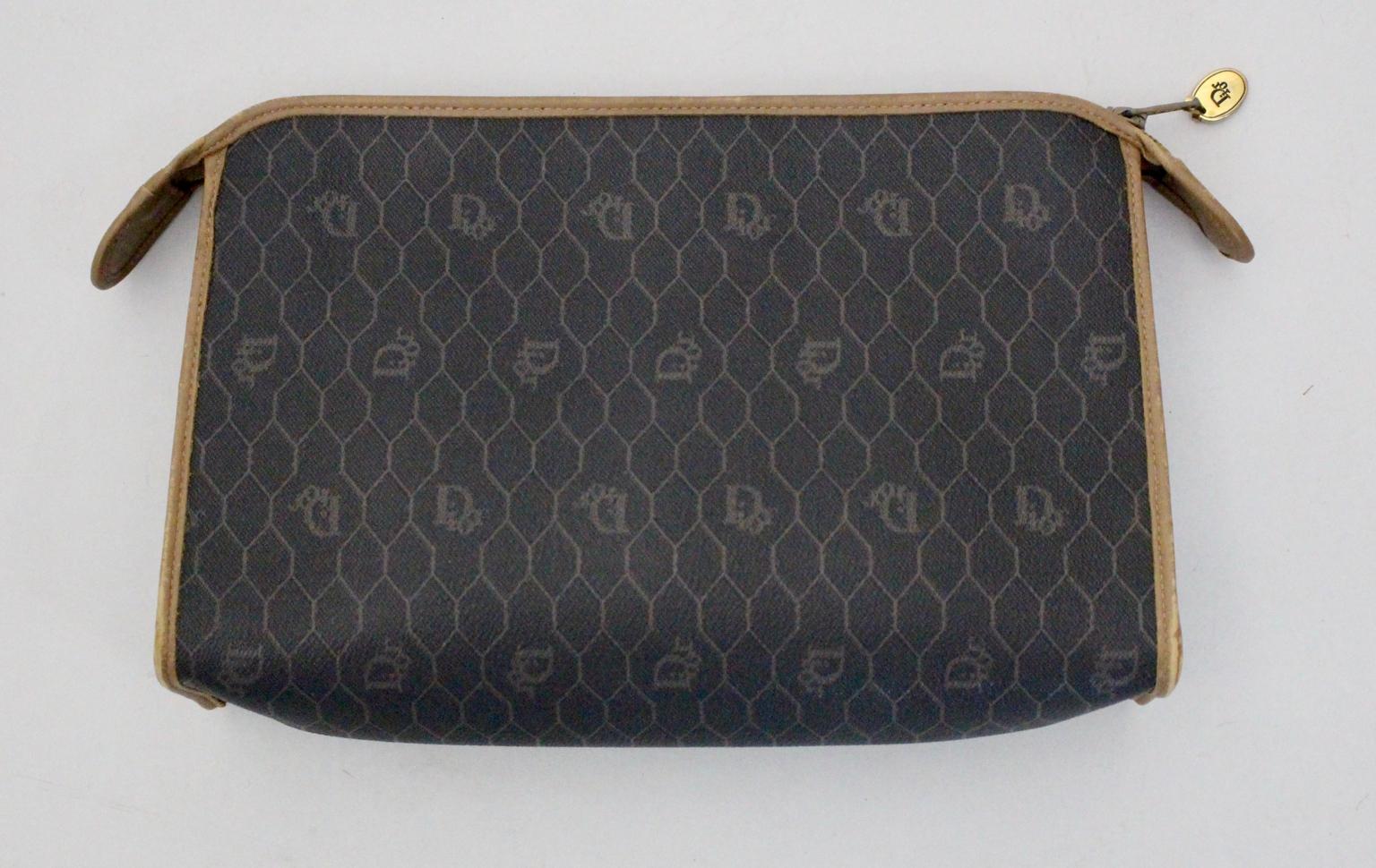 The presented clutch or handbag by Christian Dior shows the popular honeycomb pattern. The lining is made of brown canvas.
The leather frame features some minor abrasions. A great preowned vintage piece in very good condition, which is about 20