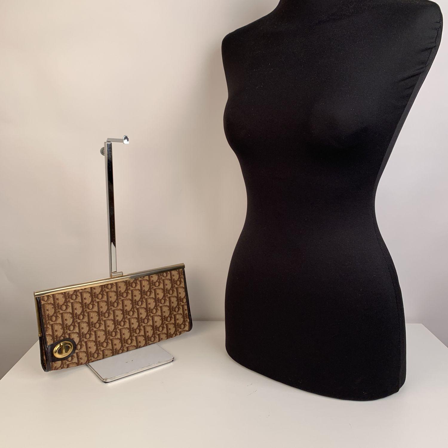 Vintage CHRISTIAN DIOR Brown 'Diorissimo' tapestry monogram canvas. Gold metal frame. Clasp closure on top. Brown leather lining. 'Christian Dior - made in France' embossed inside.

Details

MATERIAL: Canvas

COLOR: Brown

MODEL: -

GENDER:
