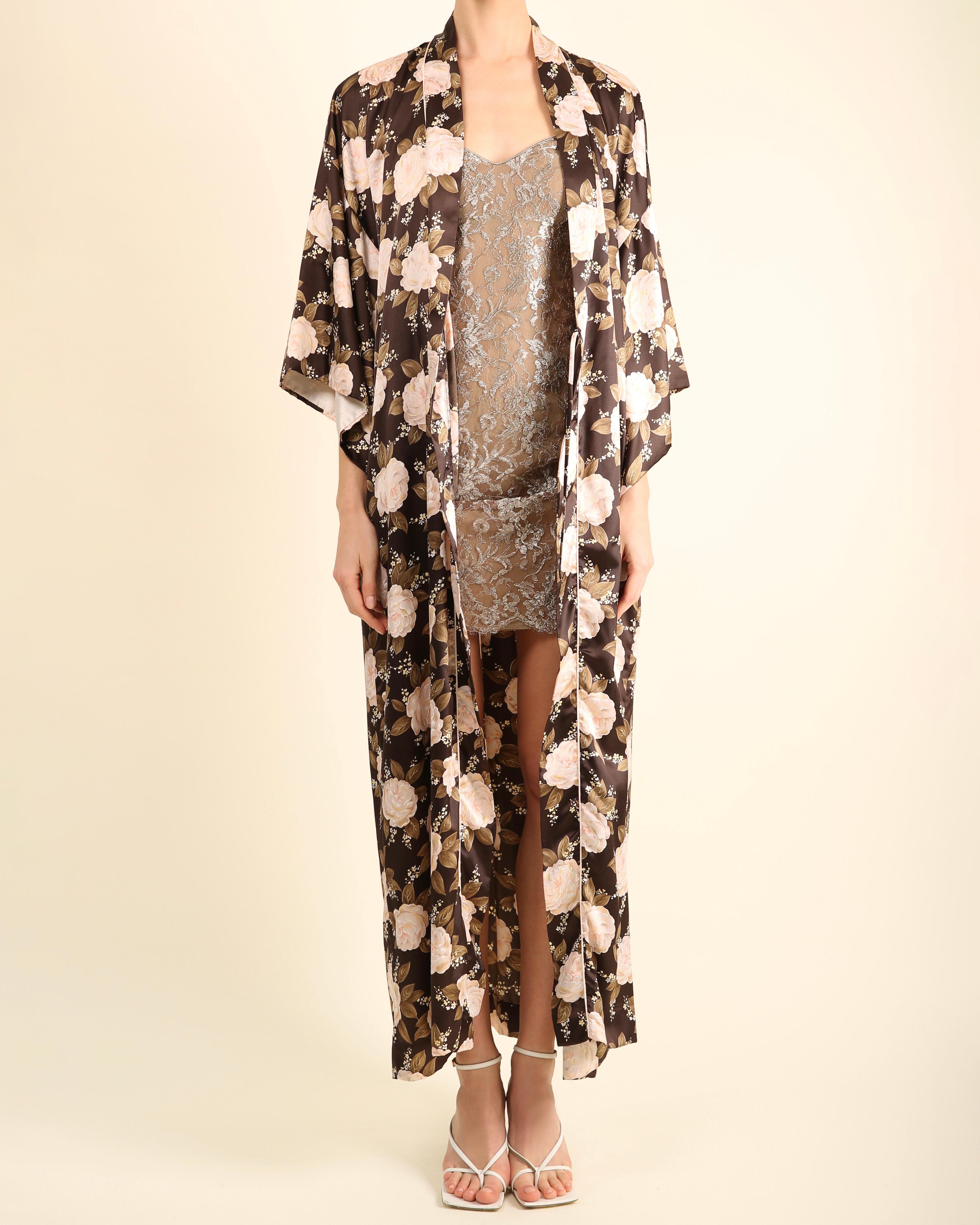 LOVE LALI Vintage By

Eine wunderschöne Kimono-Robe von Christian Dior, die man auch gut als Abendmantel über einem Kleid tragen kann.
Dunkelbraun mit rosa, gelbem und grünem Blumendruck.
Mit Kimonoärmeln, übergroßem Schnitt, zwei verdeckten Taschen