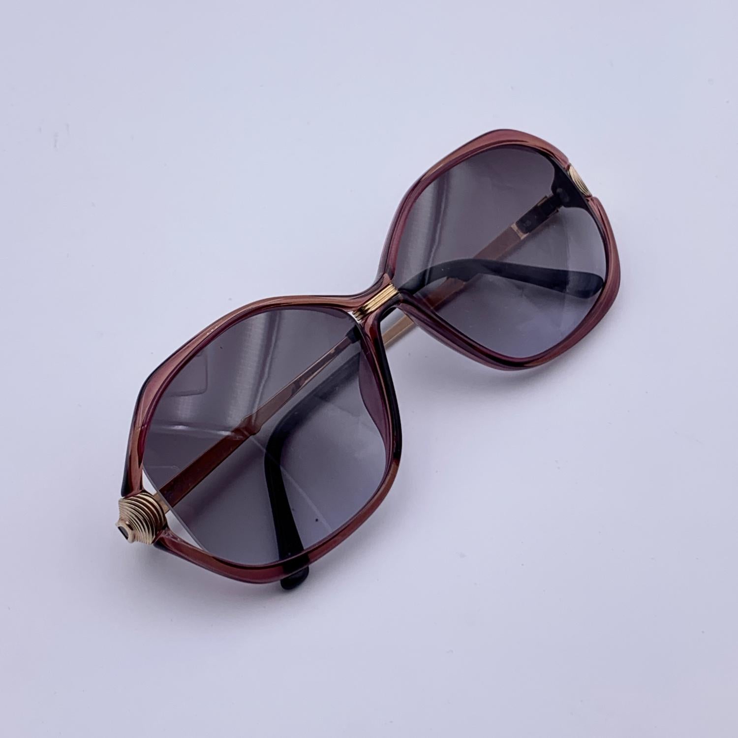 Vintage Christian Dior sunglasses, Mod. 2333 - Col 80. Brown Optyl frame with gold metal ear stems. Original 100% Total UVA/UVB protection in gradient grey color. CD logo on temples. Made in Austria

Details

MATERIAL: Acetate

COLOR: Brown

MODEL: