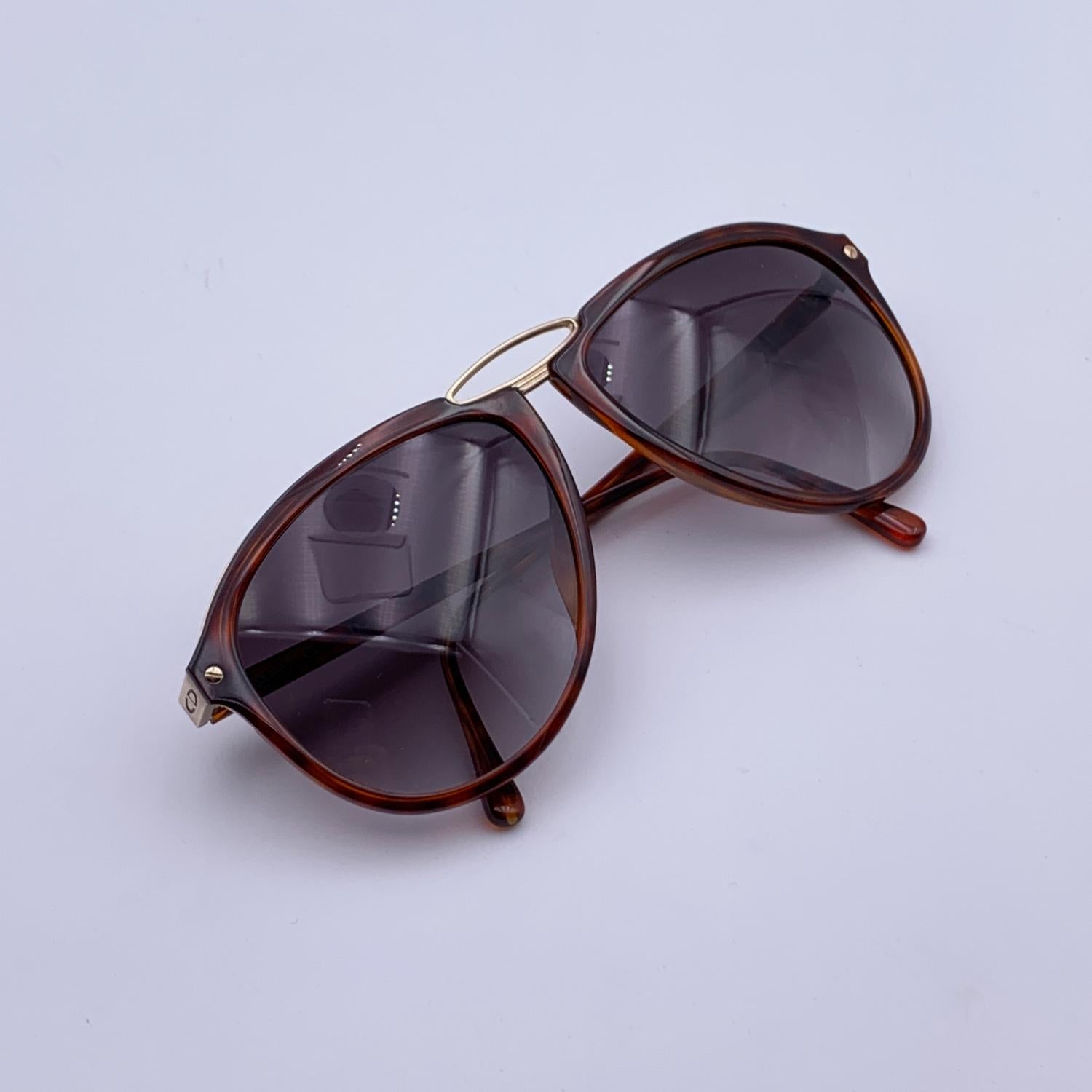 Vintage Christian Dior sunglasses, Mod. 2523 - Col 10. Brown Optylframe with gold metaldetails. Aviator design. Original 100% Total UVA/UVB protection in gradient grey color. CD logo on temples. Made in Austria

Details

MATERIAL: Acetate

COLOR: