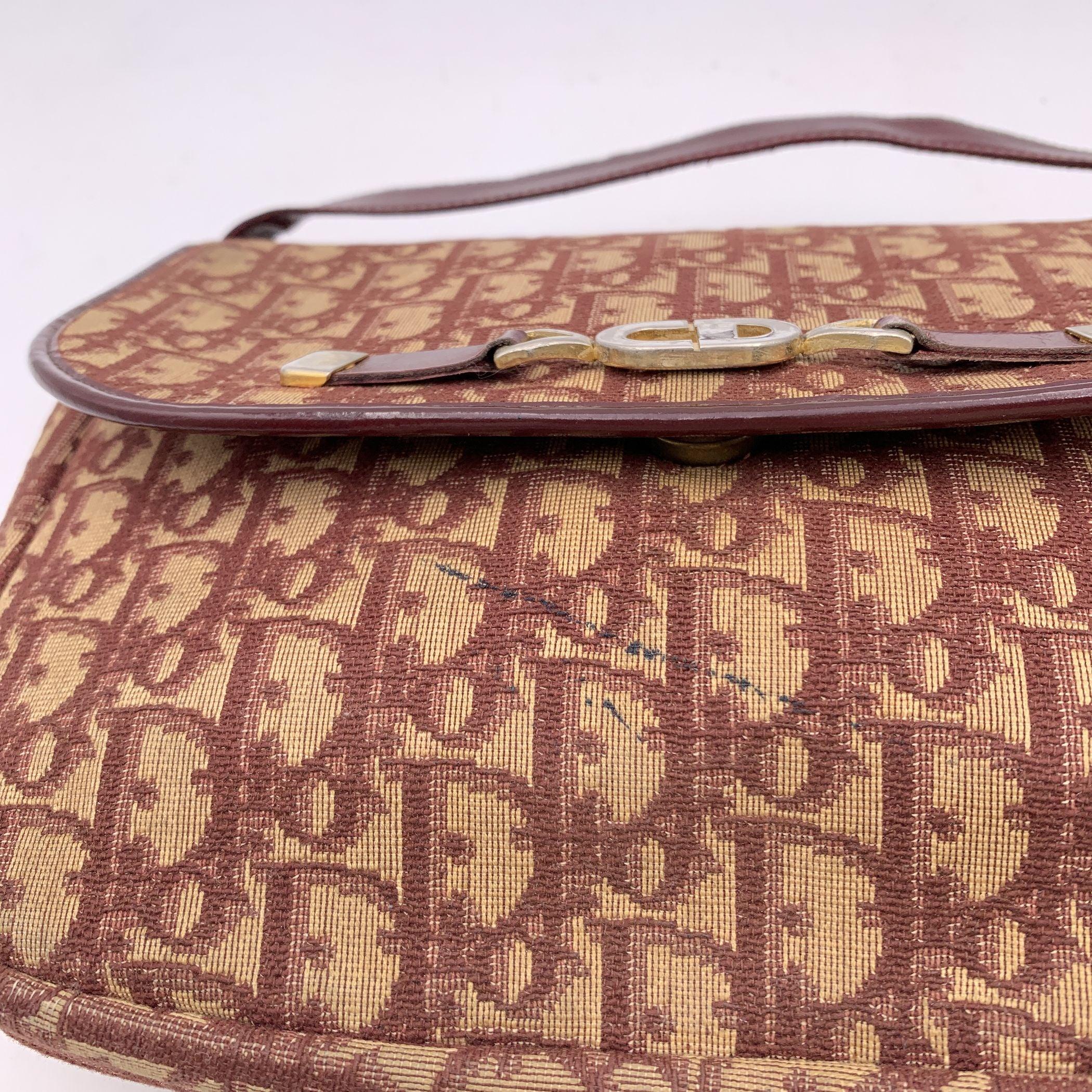 Christian Dior Vintage Burgunderfarbene schräge Monogramm-Umhängetasche Damen im Angebot