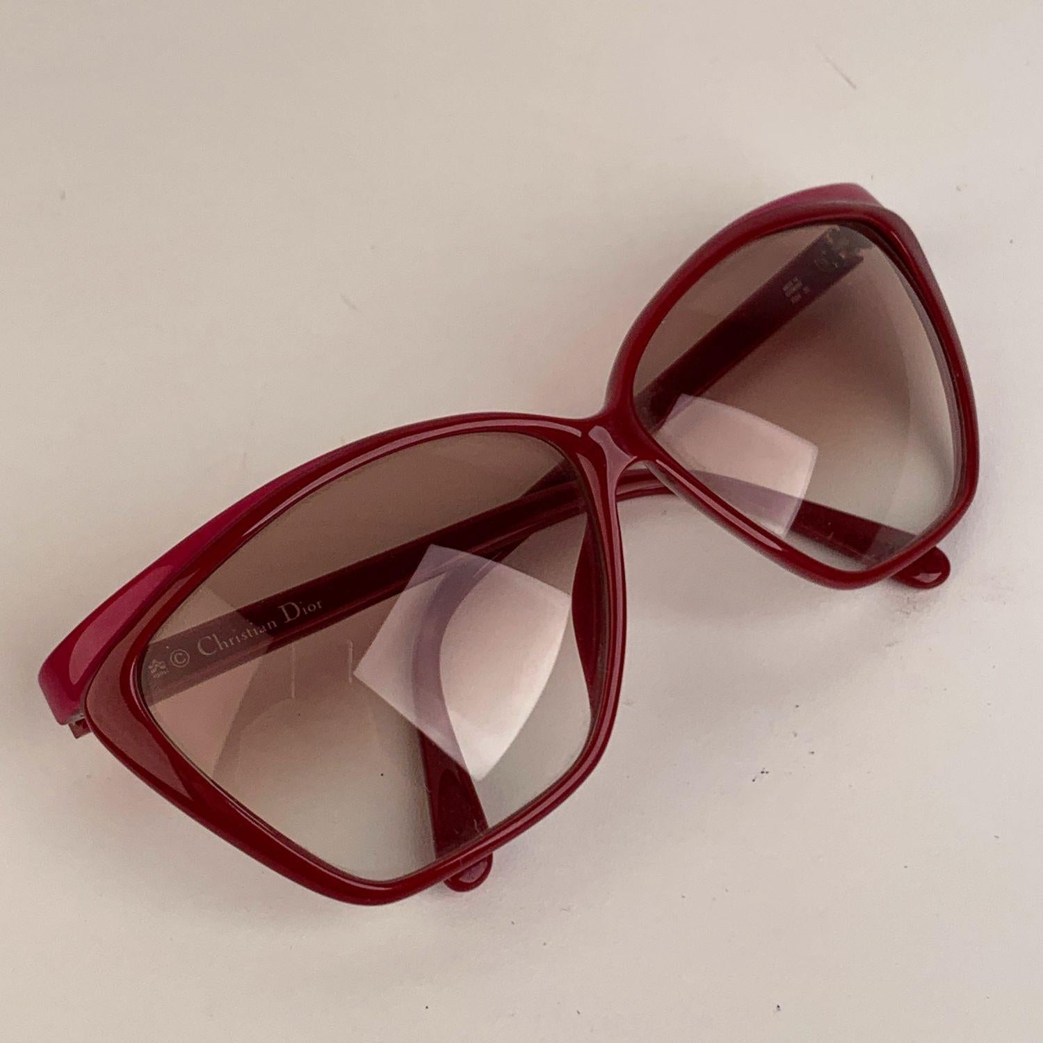 CHRISTIAN DIOR Zweifarbige Sonnenbrille mit Optyl-Rahmen in Burgunderrot und Rosa aus den 1980er Jahren. Cat-Eye-Design. Neue hellbraune Farbverlaufsgläser. Handgefertigt in Deutschland. CD-Logo auf den Bügeln. Mod. & Ref.: 2324 -