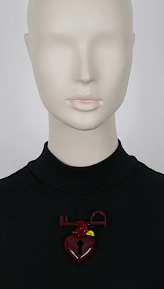 CHRISTIAN DIOR Vintage Burgunderrote Harz-Brosche mit Schlüssel zu meinem Herz-hänger