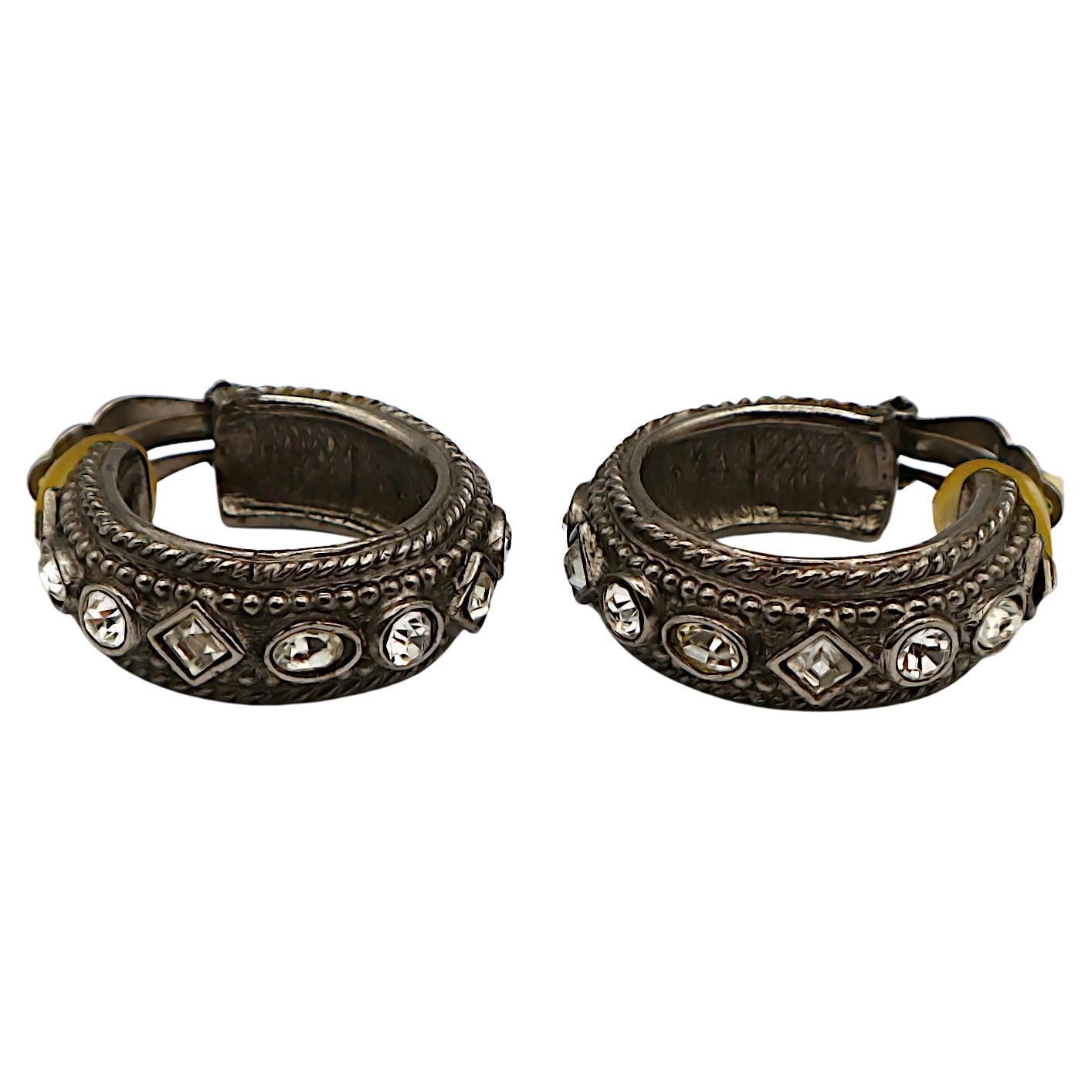 CHRISTIAN DIOR Pendientes de aro en tono plateado con diseño bizantino vintage enjoyado