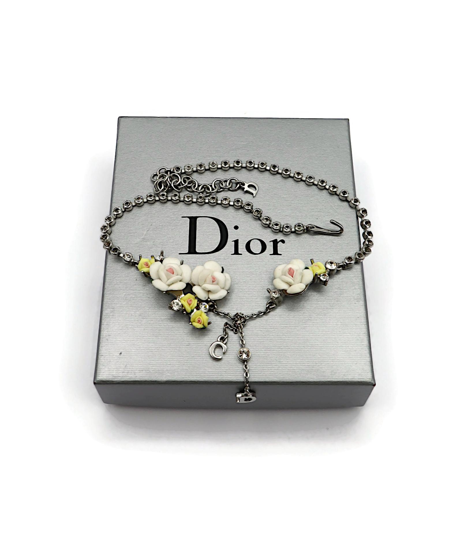 CHRISTIAN DIOR Collier vintage avec logo CD et roses pastel Bon état - En vente à Nice, FR