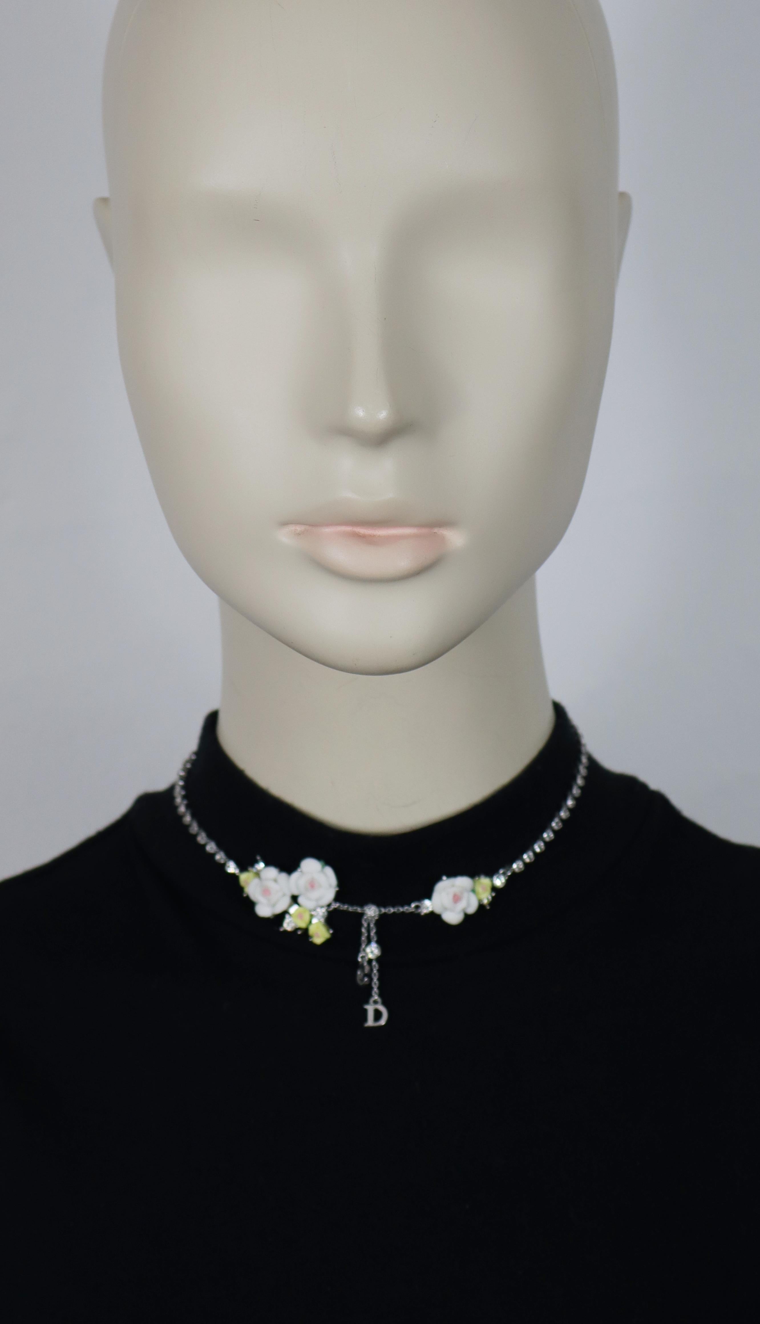 Collier vintage CHRISTIAN DIOR en argent, orné de cristaux clairs, présentant des roses de couleur pastel et des lettres C et D pendantes.

Fermoir à crochet réglable.

Embossé DIOR.

Mesures indicatives : longueur réglable d'environ 31 cm à environ