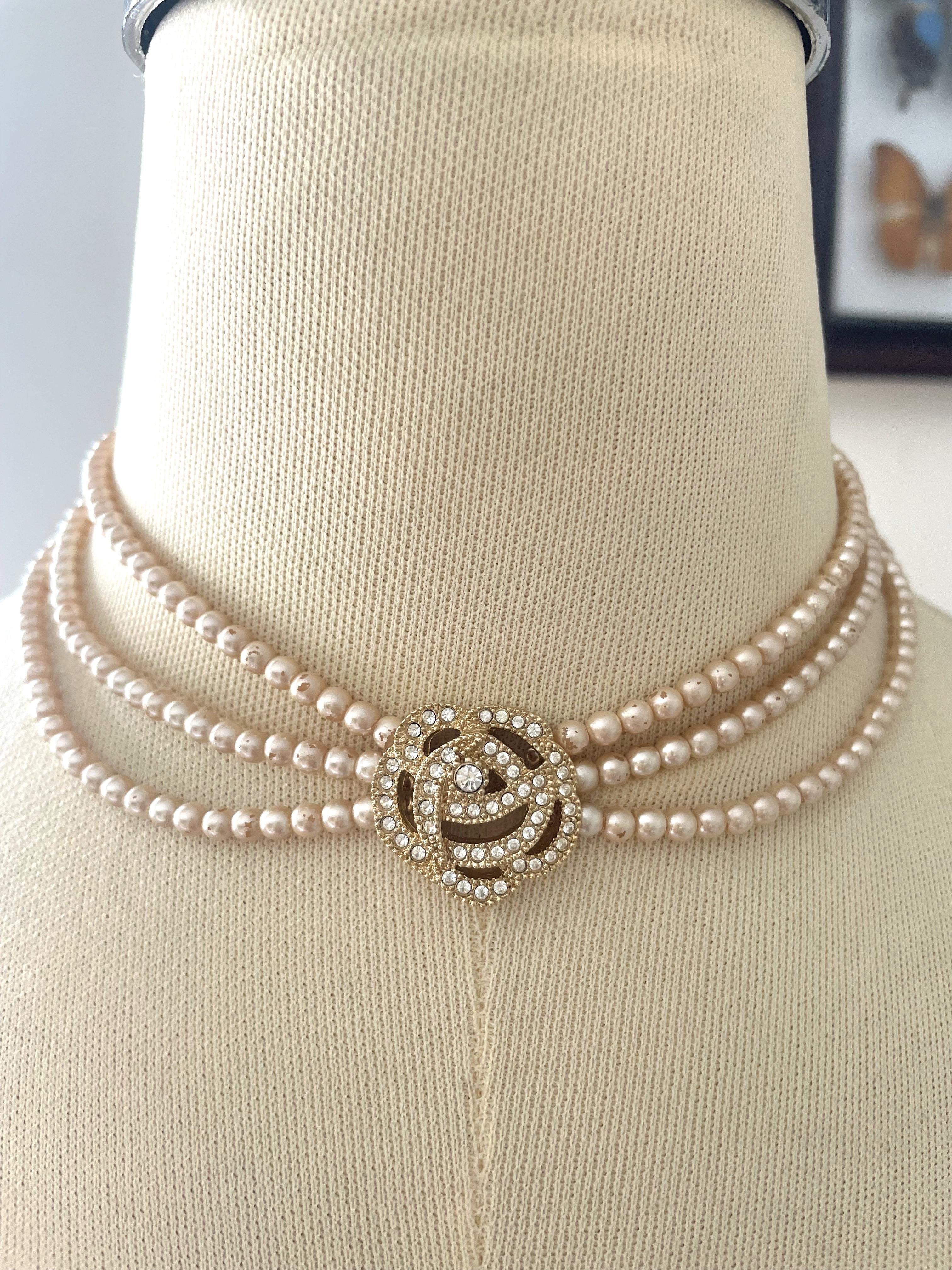 Rare very exceptional and hard to find similar Christian Dior imperfect vintage choker necklace from the 1990s with gold toned CD logo, featuring fake pearls, golden details, and rhinestones, is a piece of high-fashion jewelry that combines timeless