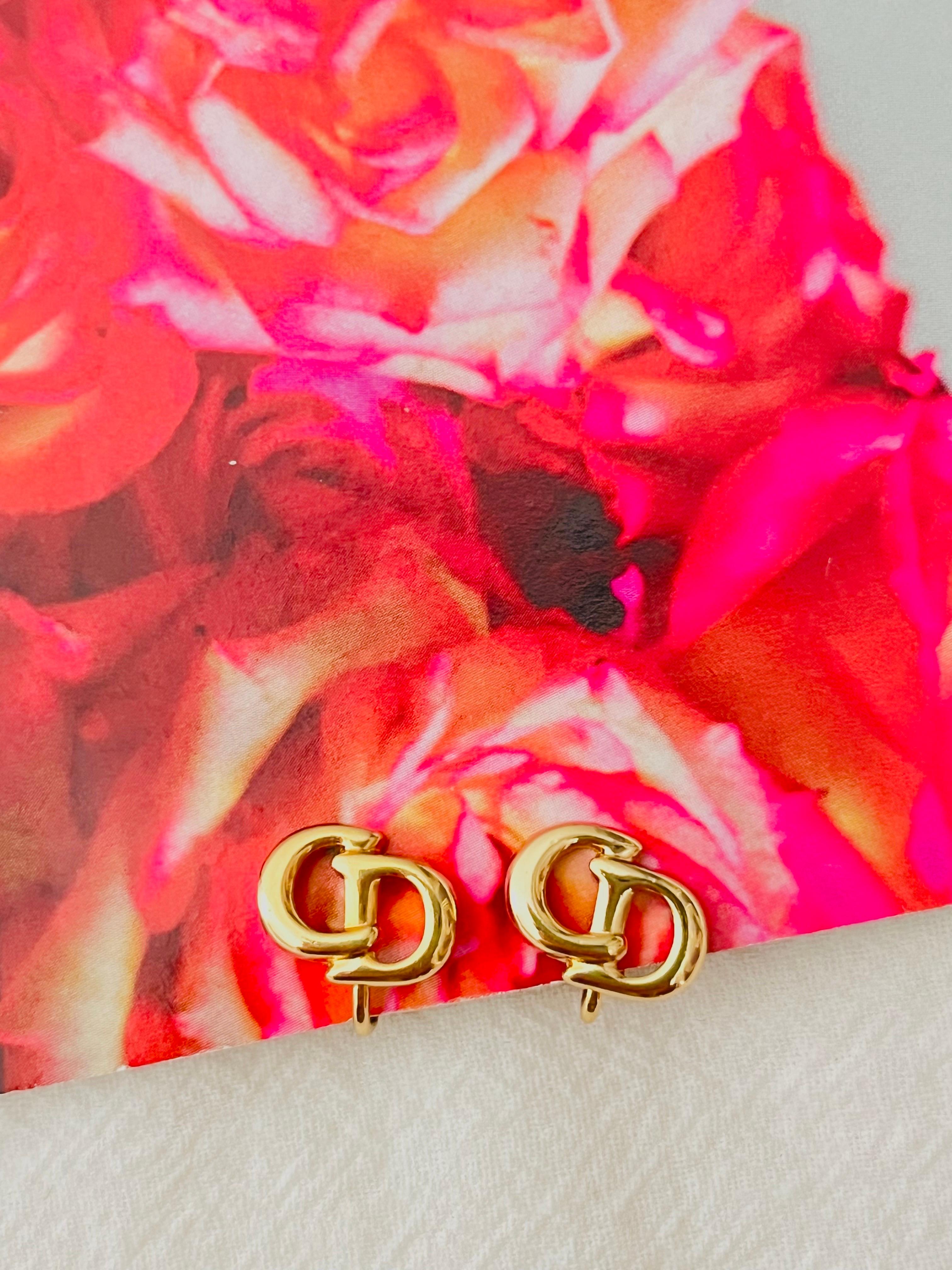 Christian Dior Vintage 1980s Unisex Classic Logo CD Monogram Hallmark Openwork Petite Clip Earrings, Gold Tone

Very excellent condition. 100% genuine.

A very beautiful pair of clip on earrings by Chr. DIOR, signed at the back.

Size: 1.3*1.0