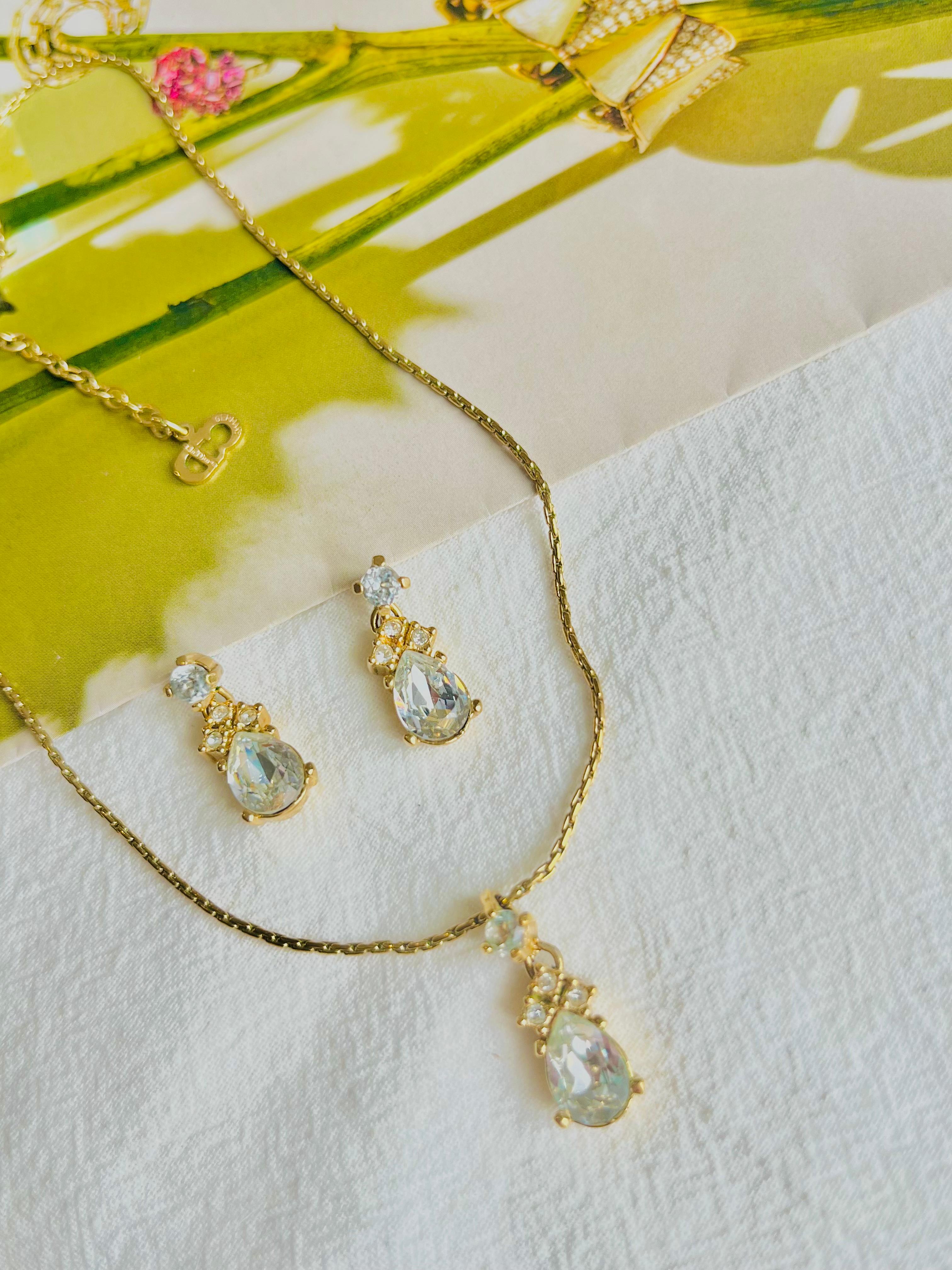 Christian Dior Vintage Cluster Clear Crystals Water Tear Tear Drop Elegant Jewellery Set Necklace Pierced Earrings, Gold Tone

Very good condition. Some of light scratches or colour loss, barely noticeable.

Vintage and rare to find. 100% Genuine.