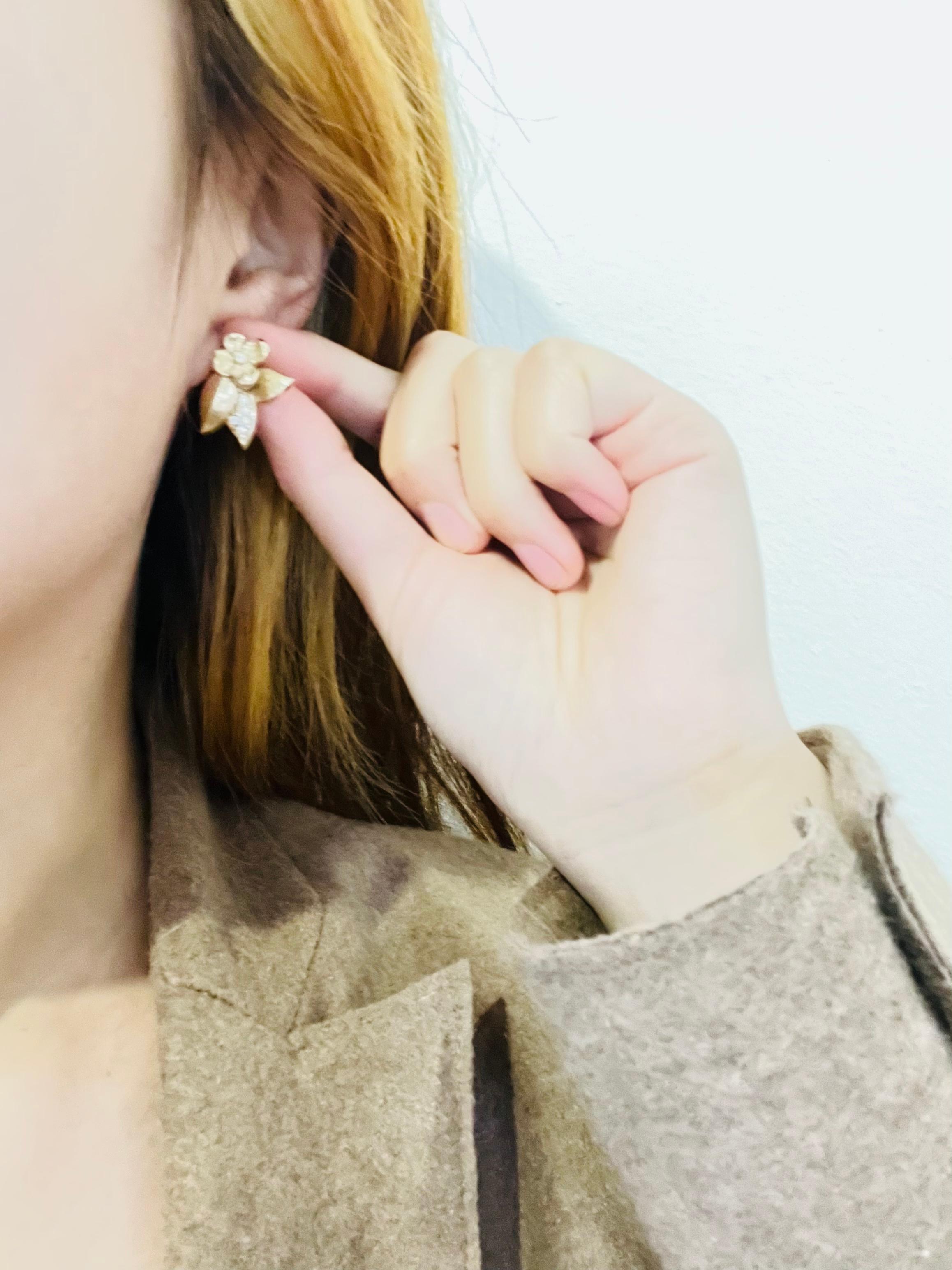 Christian Dior Orecchini a grappolo d'epoca con cristalli a forma di foglie di fiori Eleg in vendita 3