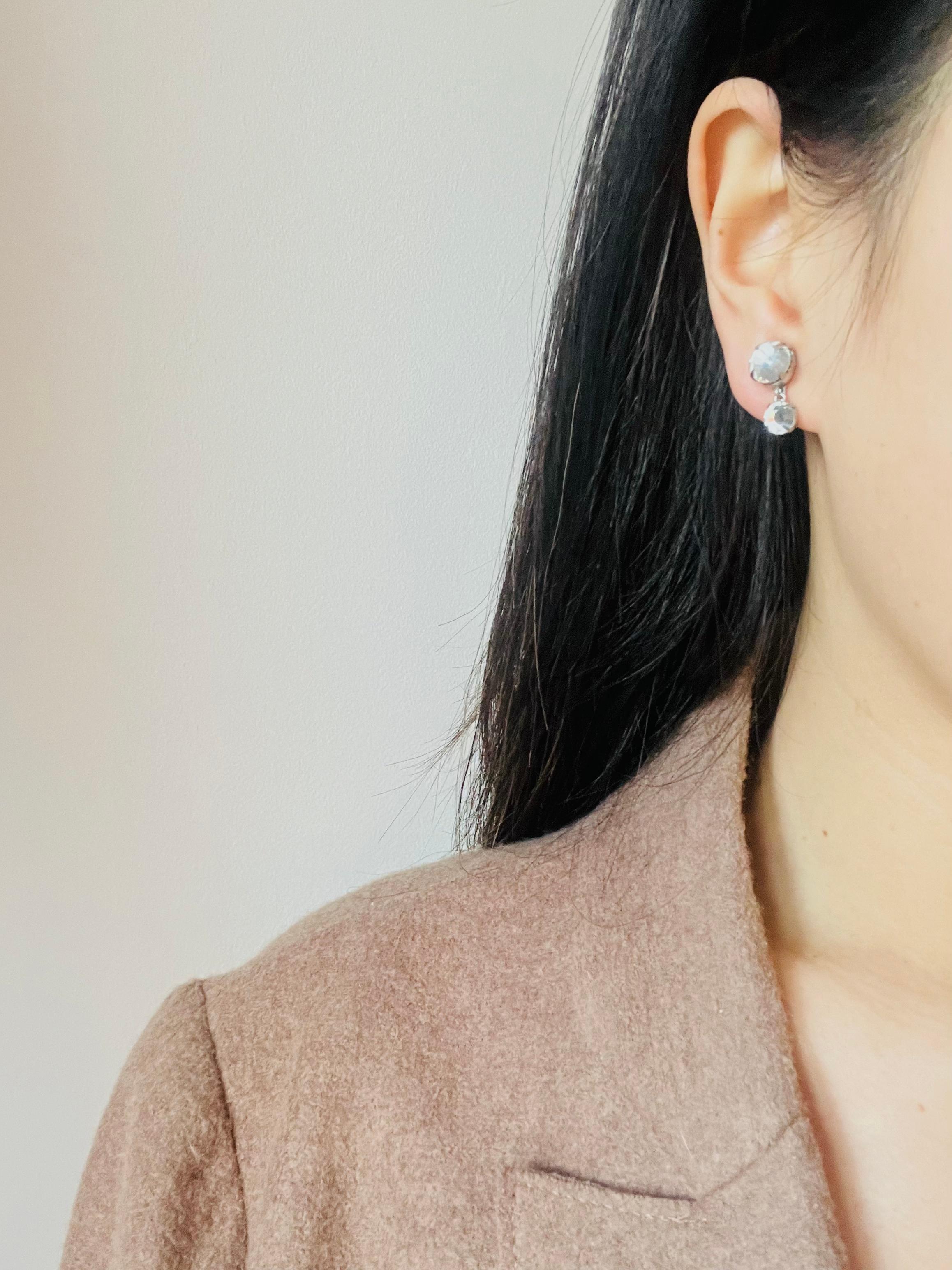 Christian Dior Orecchini a clip in argento con doppio cerchio trasparente e cristalli a goccia in vendita 1