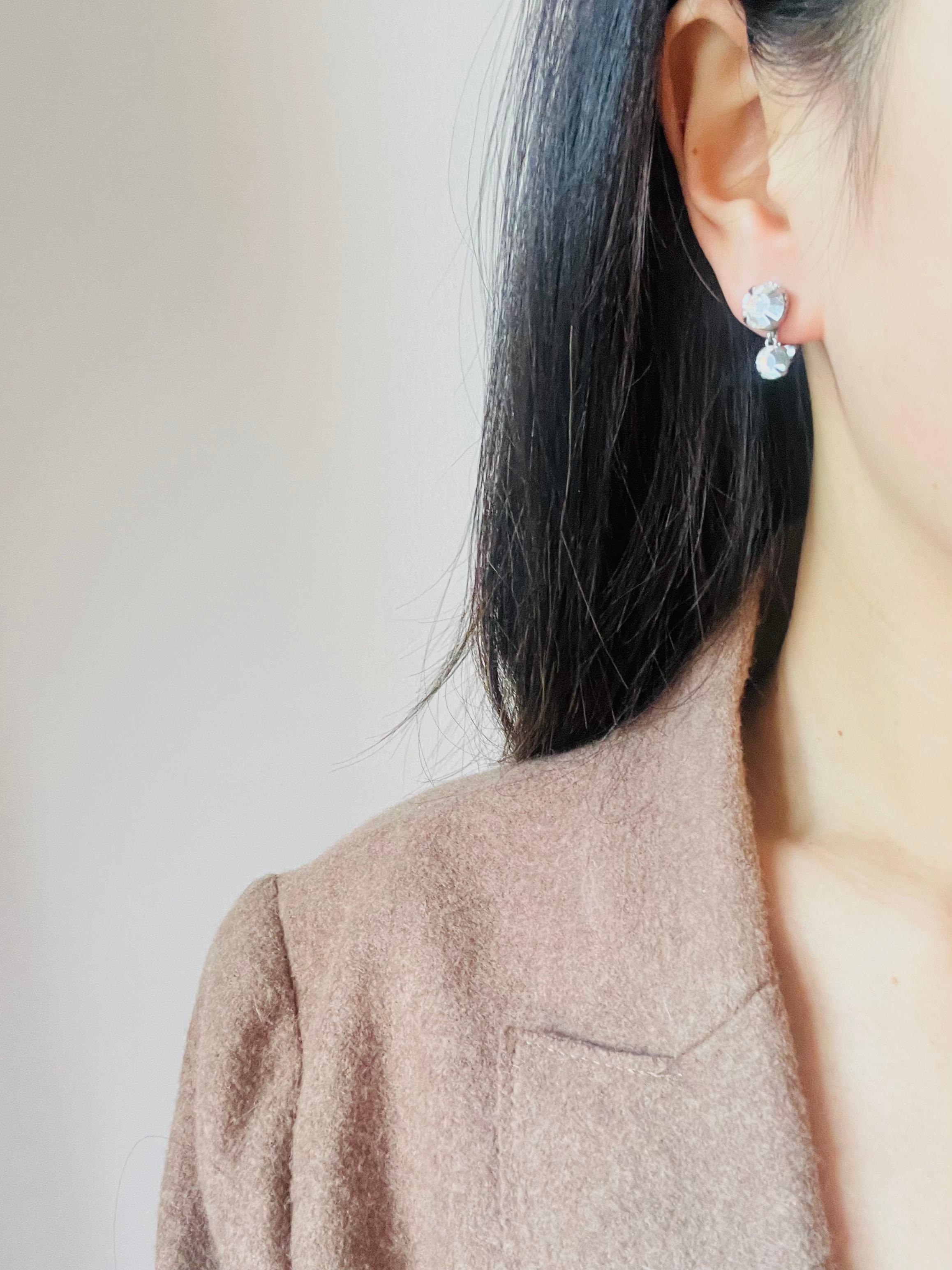 Christian Dior Orecchini a clip in argento con doppio cerchio trasparente e cristalli a goccia in vendita 2