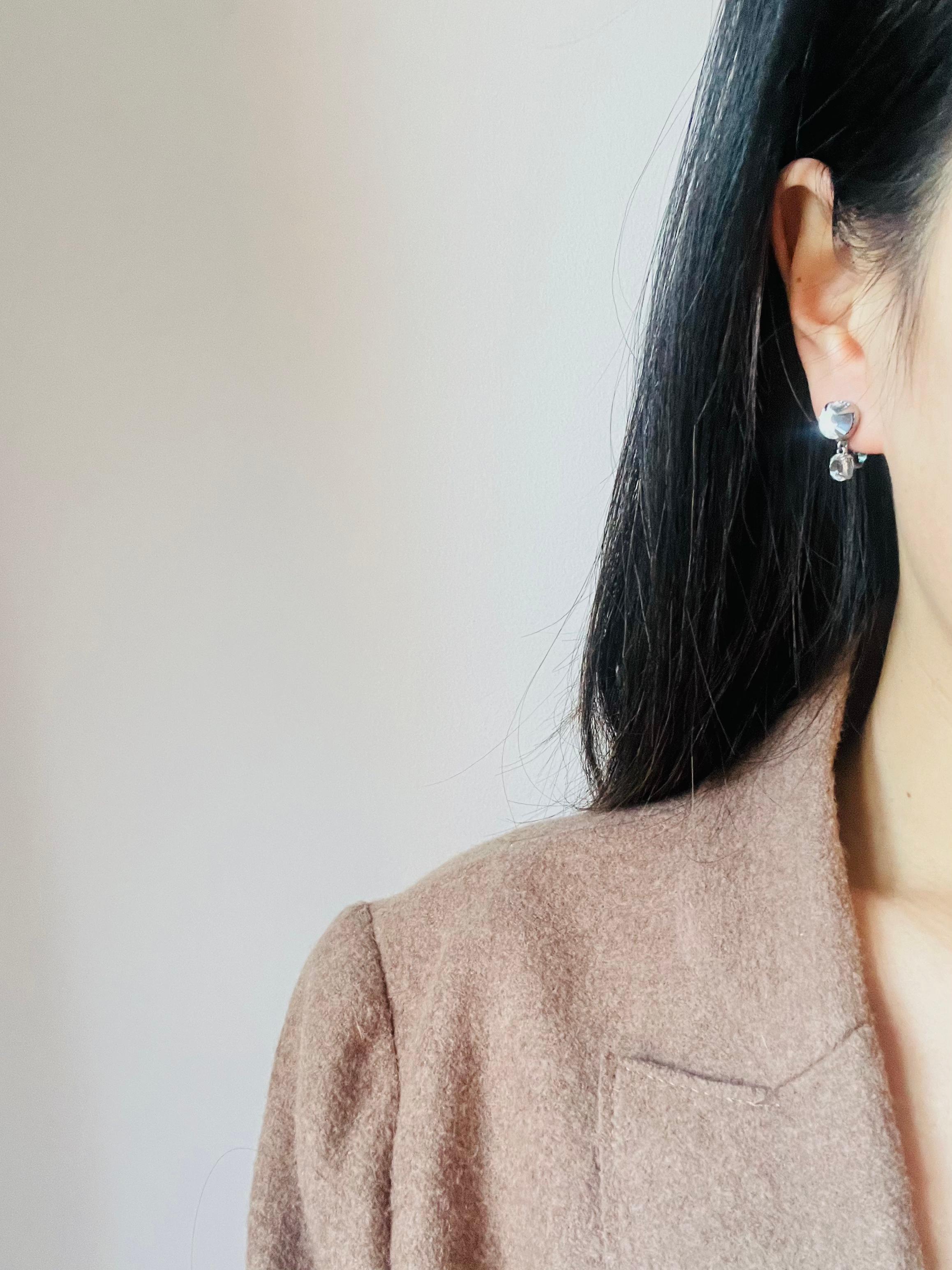 Christian Dior Orecchini a clip in argento con doppio cerchio trasparente e cristalli a goccia in vendita 3