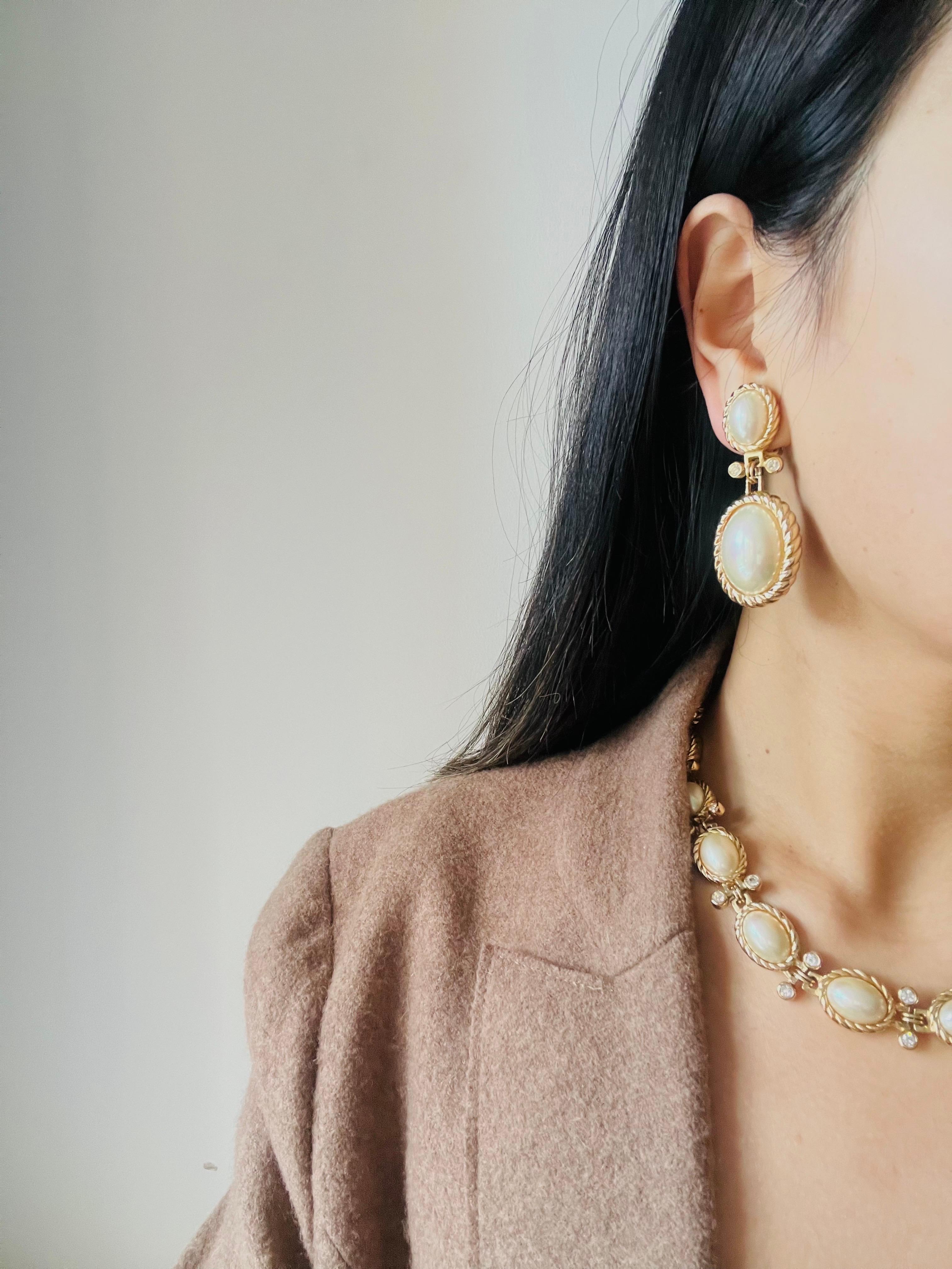 Christian Dior Vintage Doppelt große weiße ovale Perlen Kristalle Ohrhänger im Angebot 1