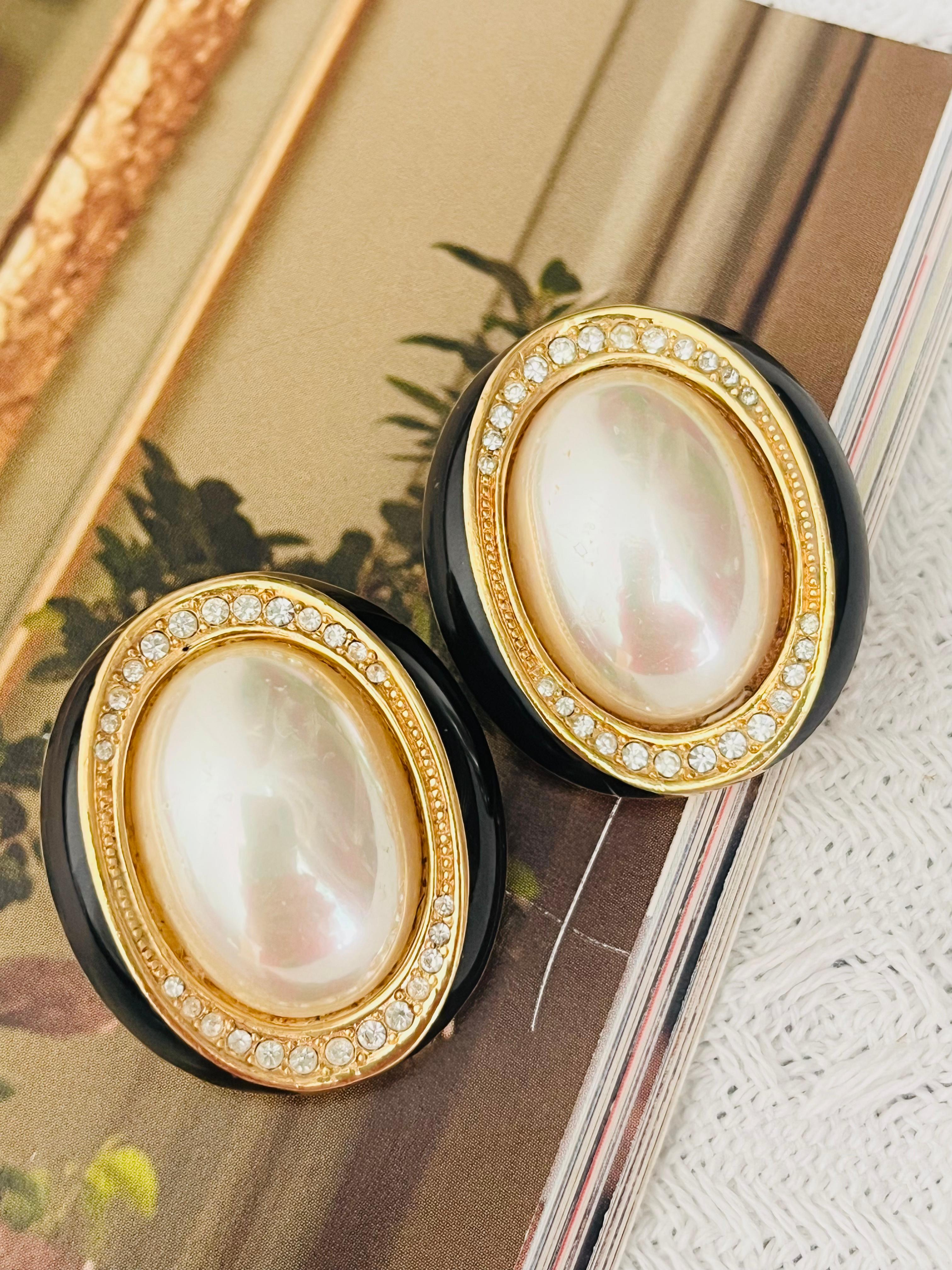 Christian Dior Vintage 1980s Riesige Extra Große Ovale Weiße Perlen Kristalle Schwarzes Emaille Modernistische Elegante Clip Ohrringe, Gold Ton

Sehr guter Zustand. Einige leichte Kratzer oder Farbverluste, winzige Abplatzungen an der falschen