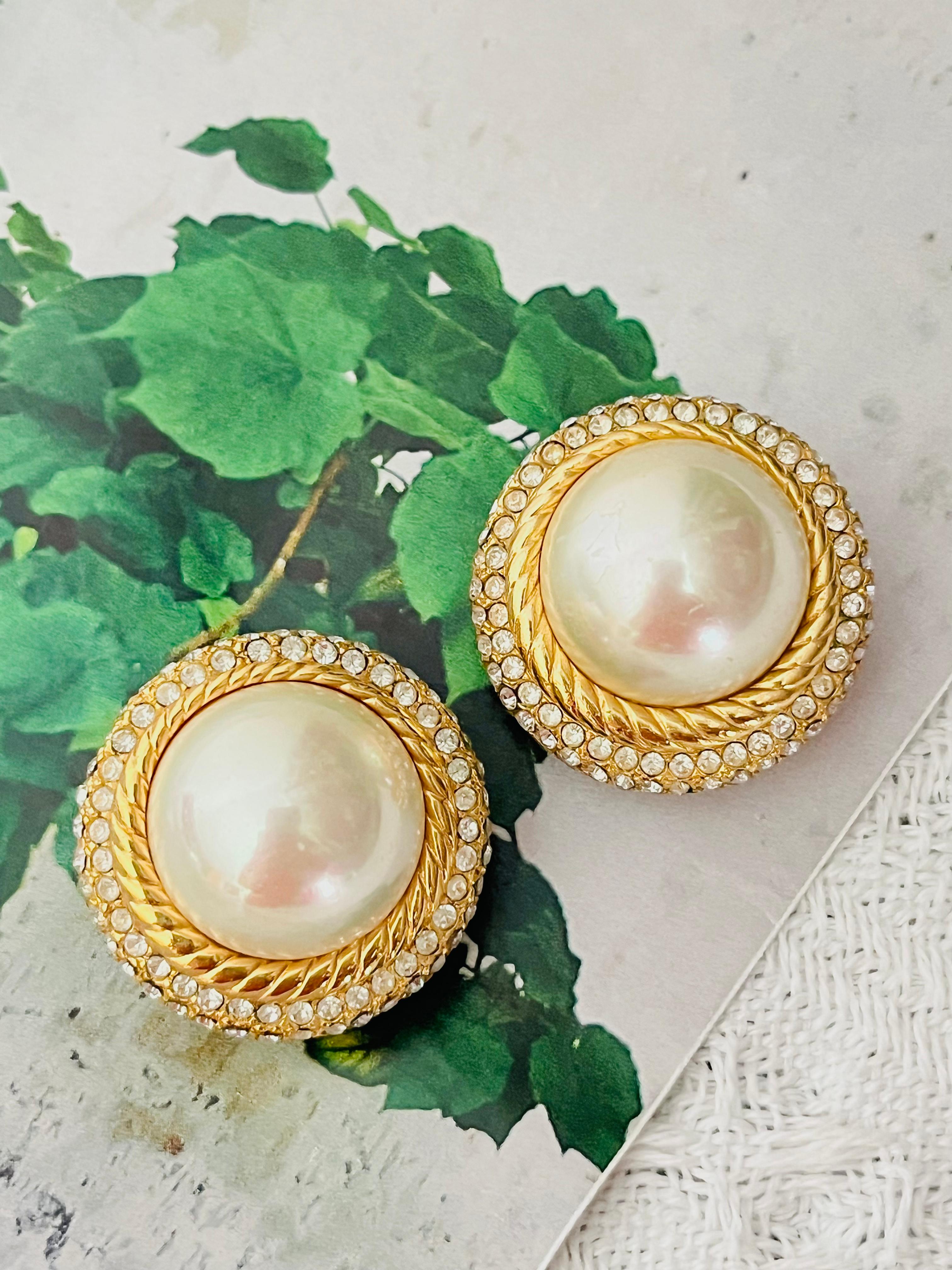 Christian Dior Vintage Años 80 Perla Blanca Redonda Extragrande Doble Cúpula de Cristales Brillantes Elegantes Pendientes de Clip Modernistas, Dorados

Muy buen estado. No se ha perdido ninguna piedra. Ligeros arañazos y pérdida de color, despegue