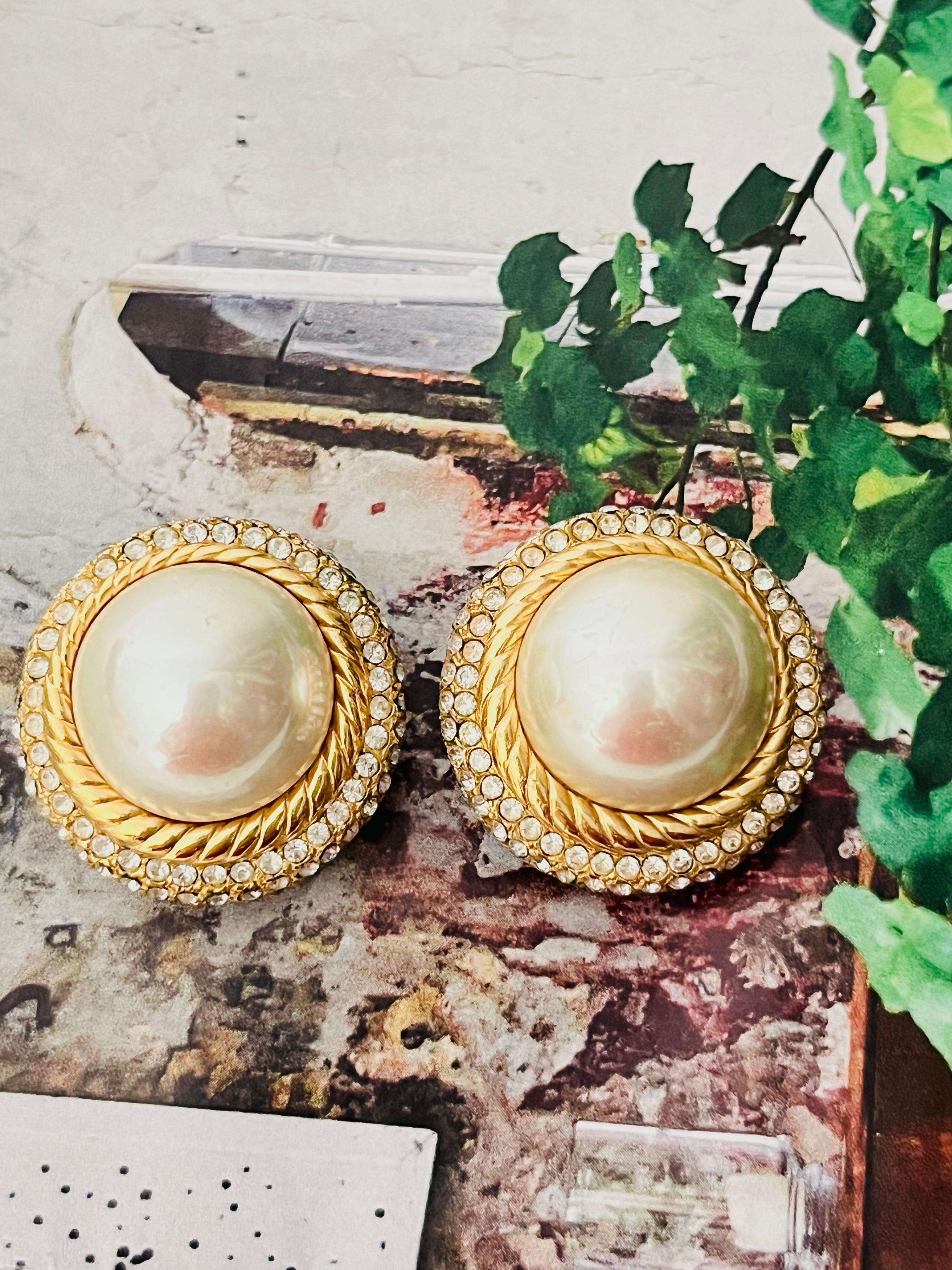 Christian Dior Vintage Pendientes de clip de perla blanca redonda extragrande con cúpula de cristal Art Decó en venta