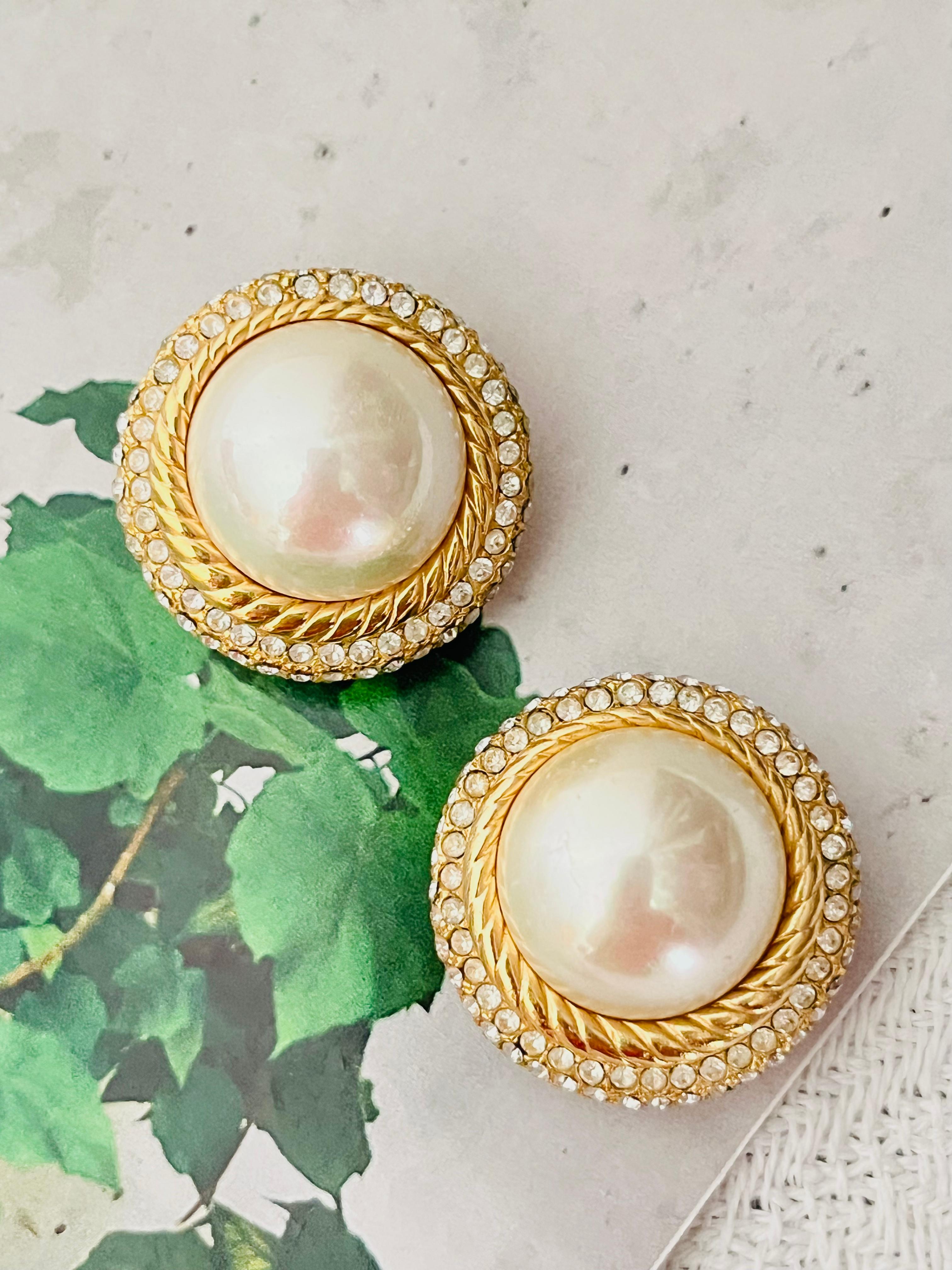 Christian Dior Vintage Pendientes de clip de perla blanca redonda extragrande con cúpula de cristal en Bueno estado para la venta en Wokingham, England