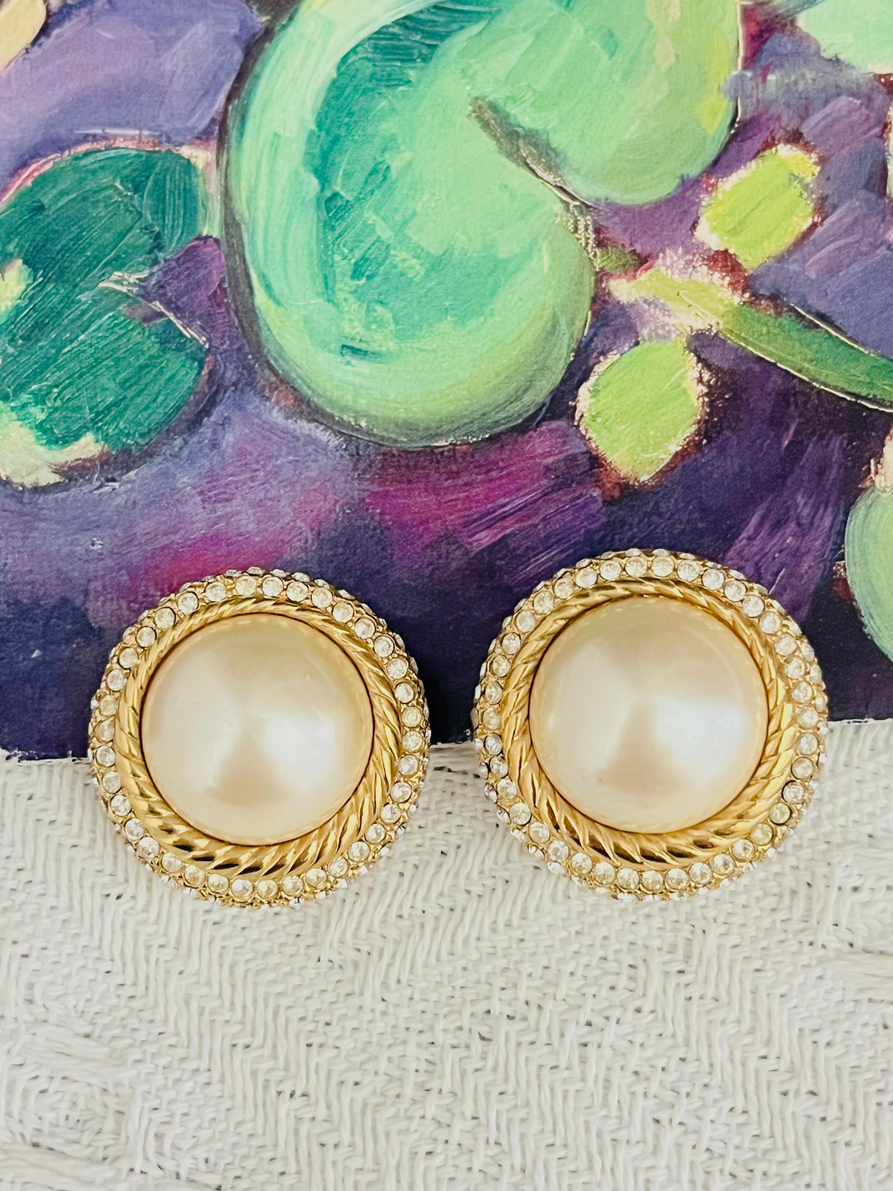 Christian Dior Vintage Pendientes de perla redonda blanca extragrande con doble cristal en Excelente estado para la venta en Wokingham, England