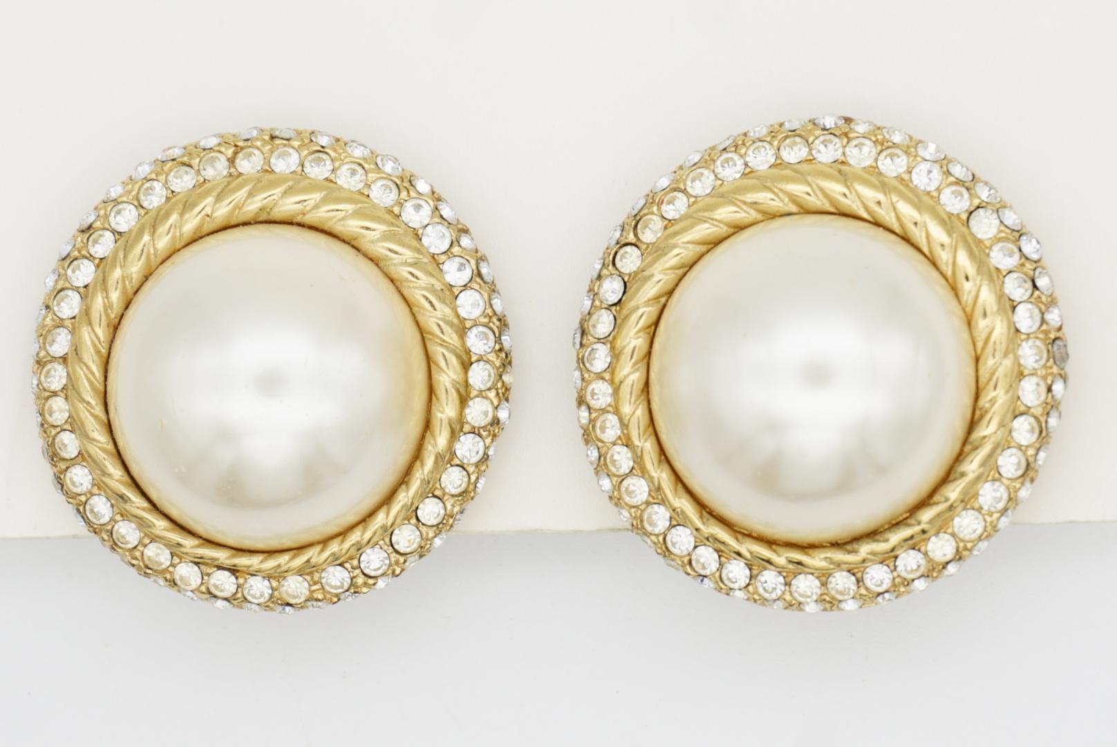 Christian Dior Vintage Pendientes de perla redonda blanca extragrande con doble cristal en venta 2