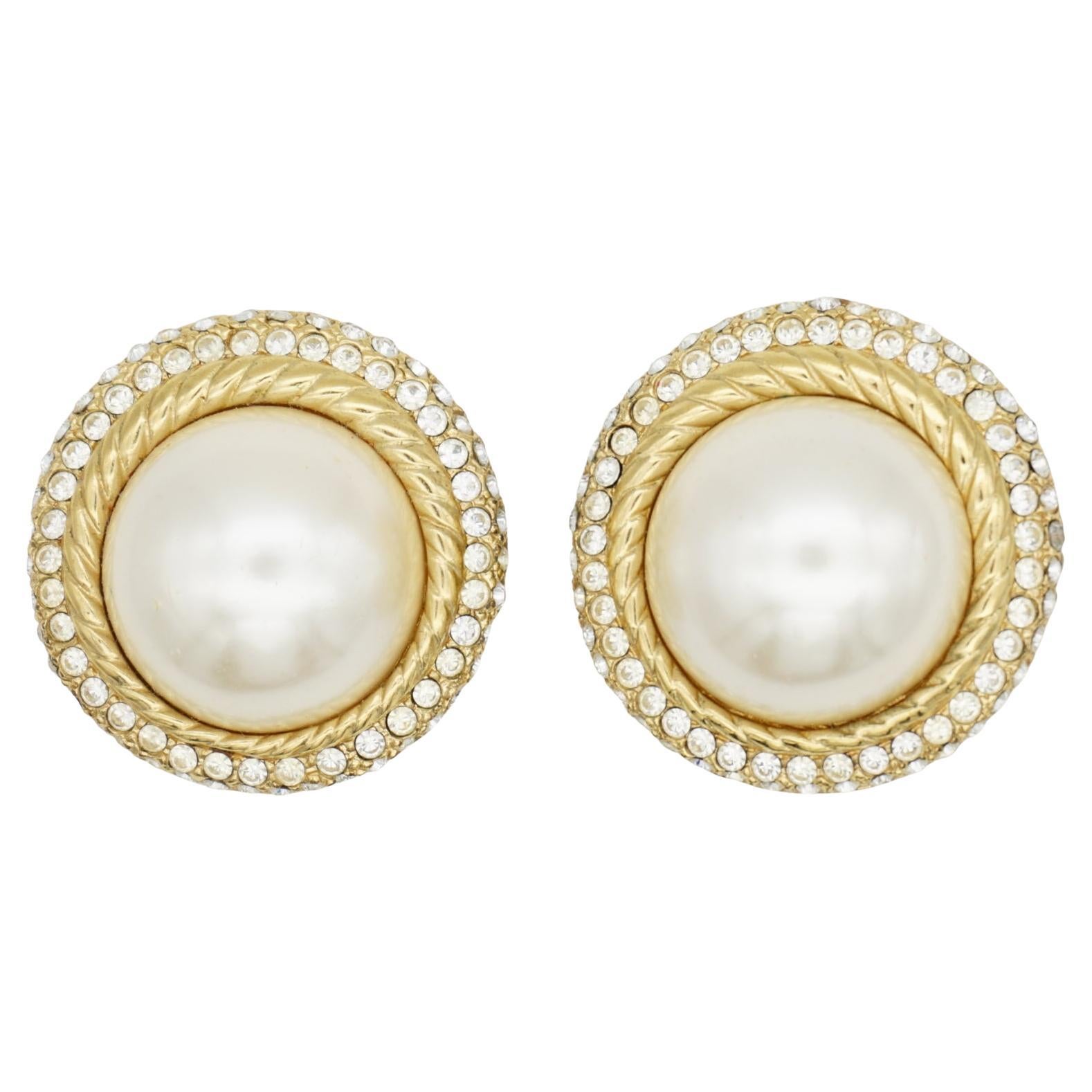 Christian Dior Vintage Pendientes de perla redonda blanca extragrande con doble cristal en venta
