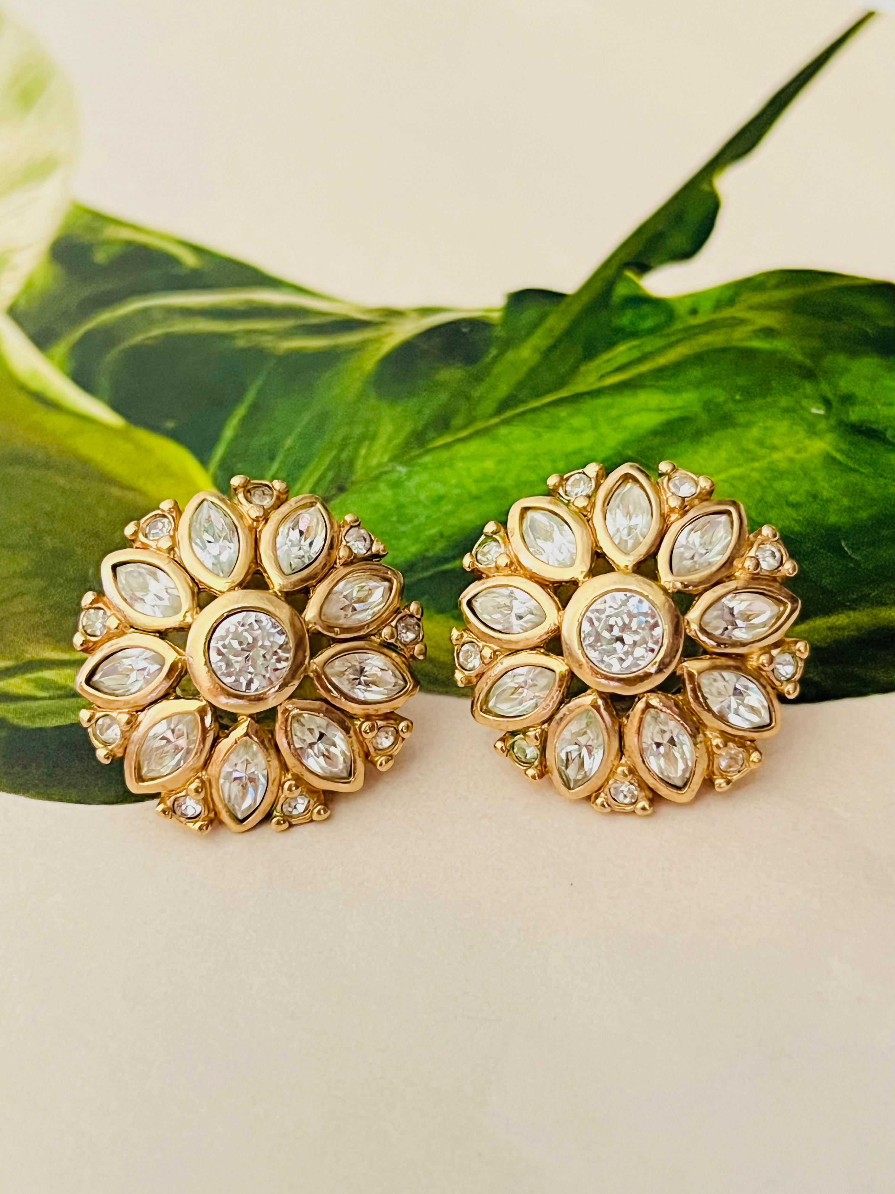 Christian Dior Vintage 1980er Jahre Blume Marquise Kreis Runde ganze funkelnde klare Kristalle durchbrochene Kuppel Elegante Modernist durchbohrte Ohrringe, vergoldet

Sehr guter Zustand. Keine Steine verloren, leichte Kratzer oder Farbverlust, kaum