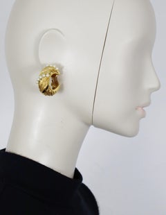 CHRISTIAN DIOR Goldfarbene Reif-Ohrringe mit Kunstperlen im Vintage-Laub-Design