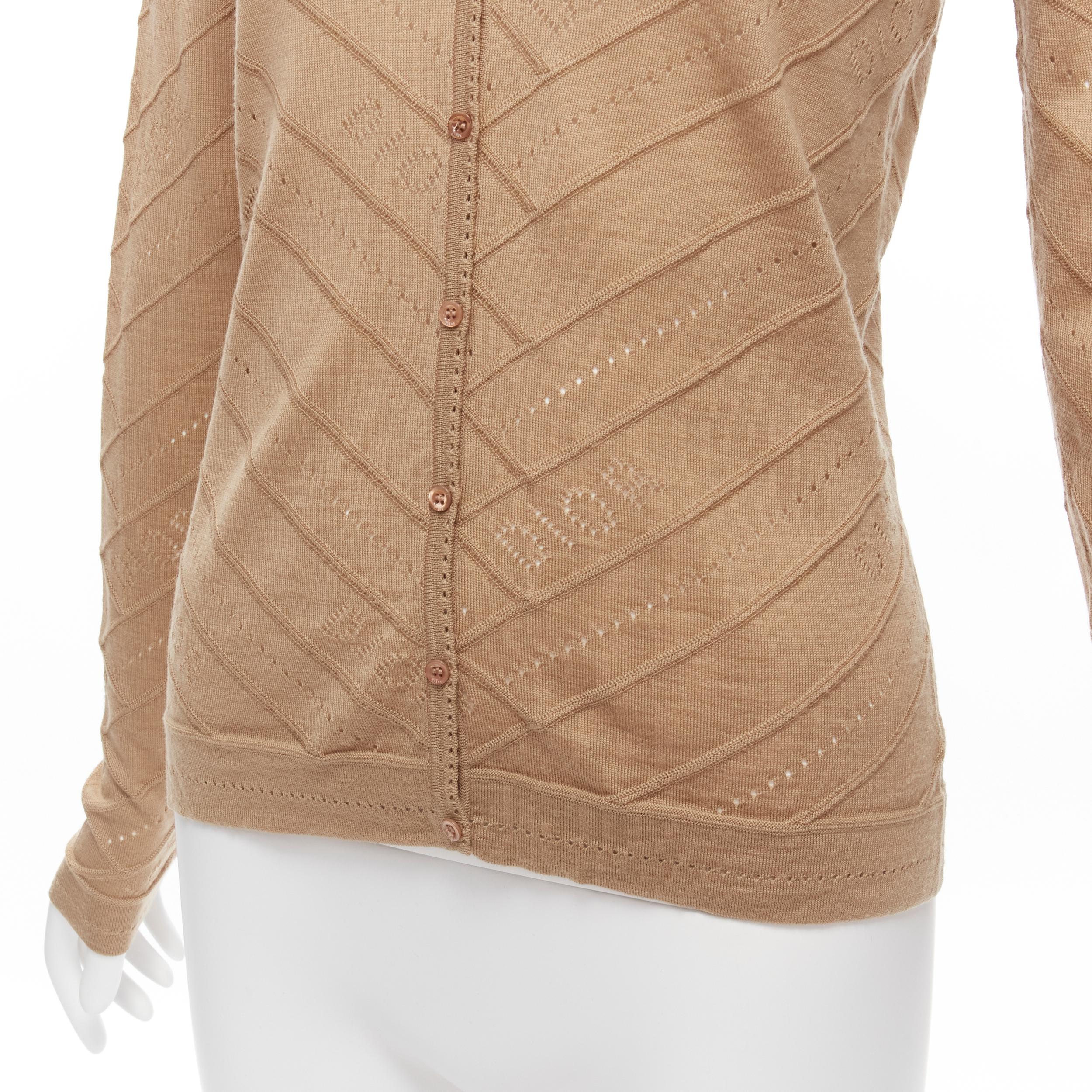 CHRISTIAN DIOR Vintage Galliano marrón Dior logo Pointelle chaqueta de punto FR36 S
Referencia: TGAS/D00253
Marca: Dior
Diseñador: John Galliano
Material: Lana
Color: Beige
Patrón: Logomanía
Cierre: Botón
Detalles adicionales: Logotipo Dior Punto