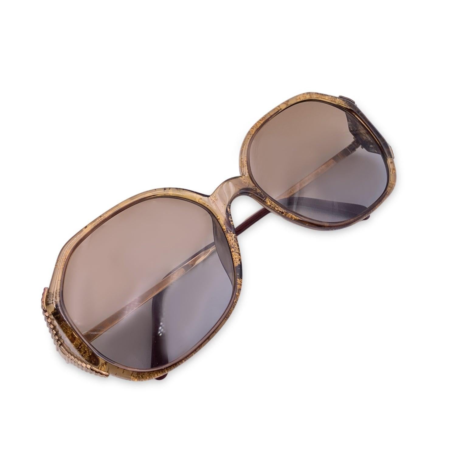 Vintage Christian Dior Women Sunglasses, Mod. 2527 31 Optyl. Size 56/18 130mm. Light brown acetate frame with gold details on the sides of Gold temples. CD logo on temples . 100% Total UVA/UVB protection. Brown to blue gradient lenses. Condition A+