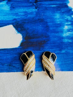 Orecchini Christian Dior vintage in oro con smalto nero, cristalli e nodo a foglia, dal design massiccio