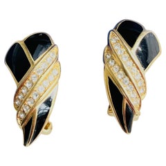 Orecchini Christian Dior vintage in oro con smalto nero, cristalli e nodo a foglia, dal design massiccio
