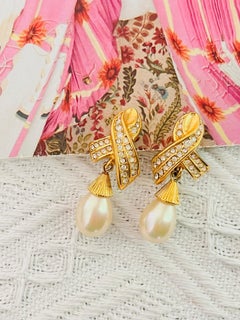 Pendientes Christian Dior Vintage con lazo dorado, cruz, perla blanca y cristales en forma de gota de agua